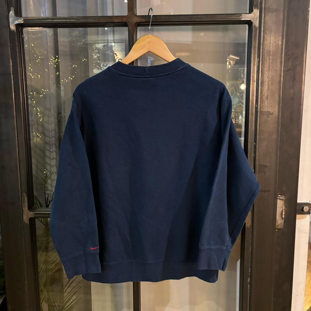 Vintage Retro Essential Navy Nike Crewneck Jumper Sweatshirt with  embroidered arm logo and chest print  #90s #sportswear #usa #y2k #nike