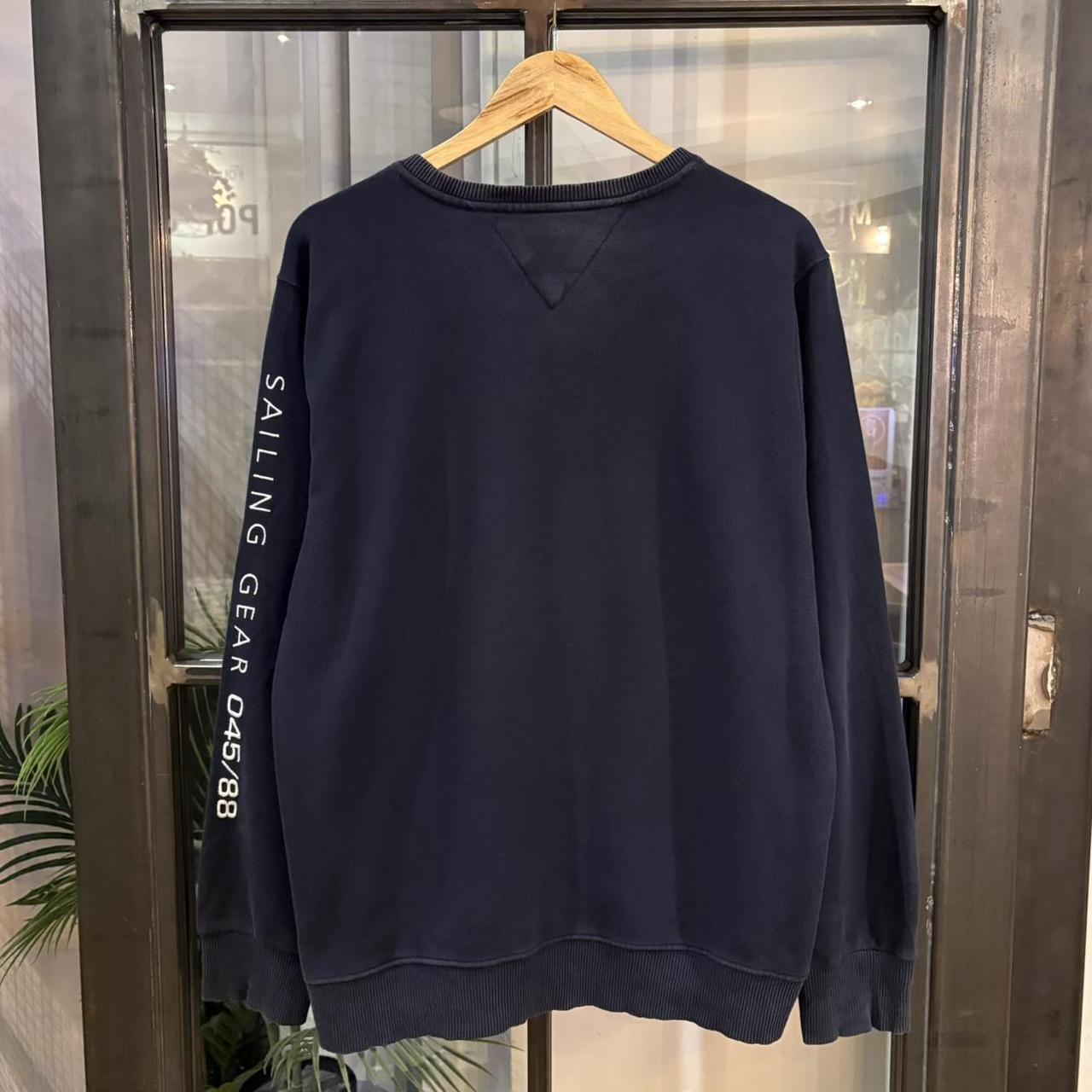 MA0109CX-F - Vintage Retro Essential Navy Tommy Hilfiger Sailing Gear Crewneck Jumper Sweatshirt with embroidered patch and arm logo #90s #sportswear #essential #y2k #brand