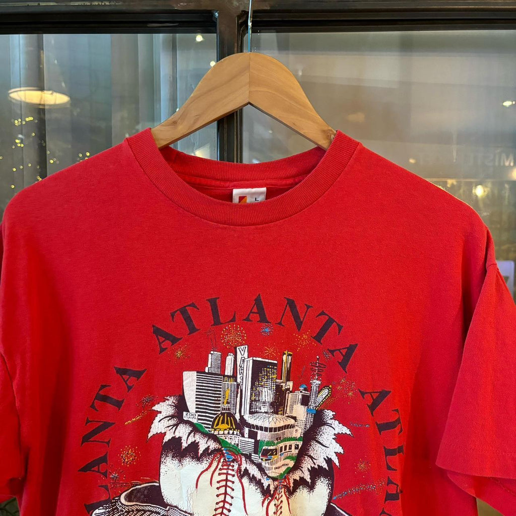 0325I90UP1 - Vintage Retro Essential Red 1992 MLB Atlanta Braves Single Stitch Graphic Print Top Tee T-shirt #90s #graphic #mlb #baseball #atlantabraves