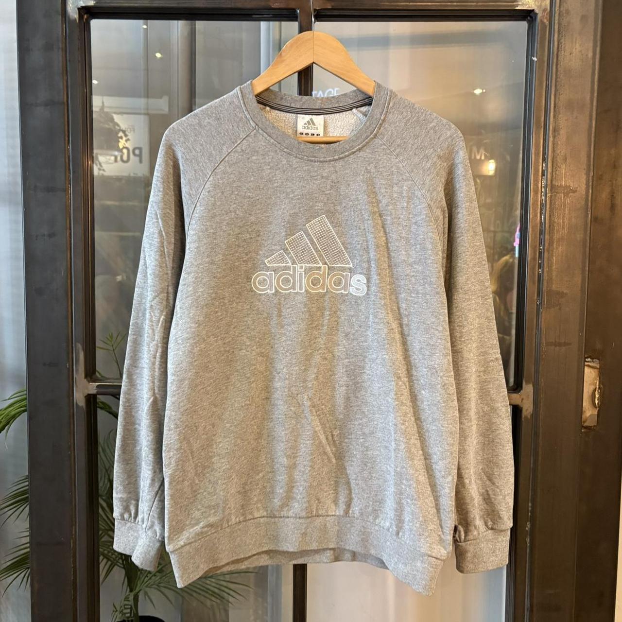 MA2207EJ - Vintage Retro Essential Grey Adidas Raglan Jumper Sweatshirt with embroidered logo #90s #sportswear #essential #y2k #adidas