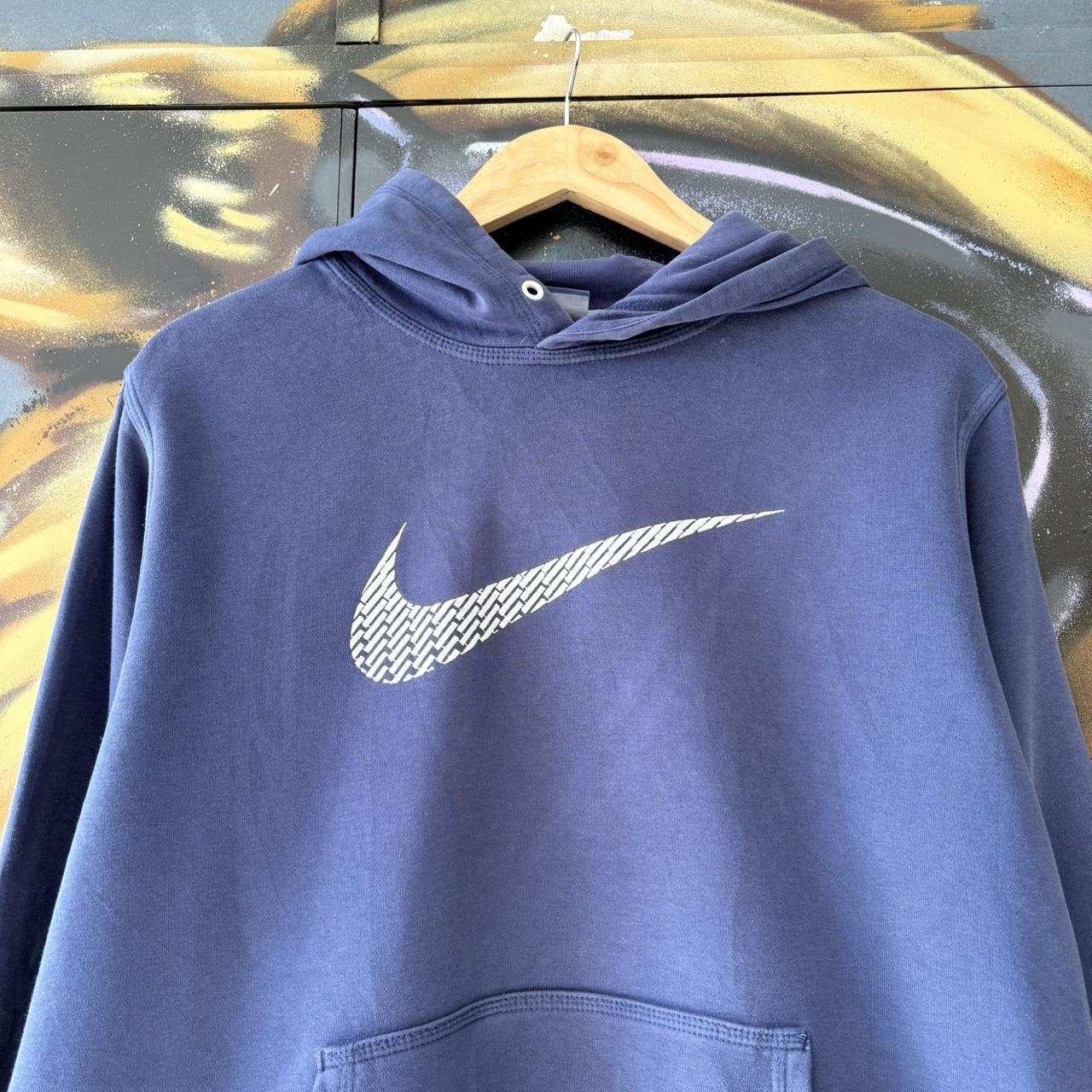 MA0109JE-U - Vintage Retro Essential Navy Nike Sweatshirt Hoodie with embroidered textured geometric swoosh centre logo #90s #sportswear #essential #nike #y2k