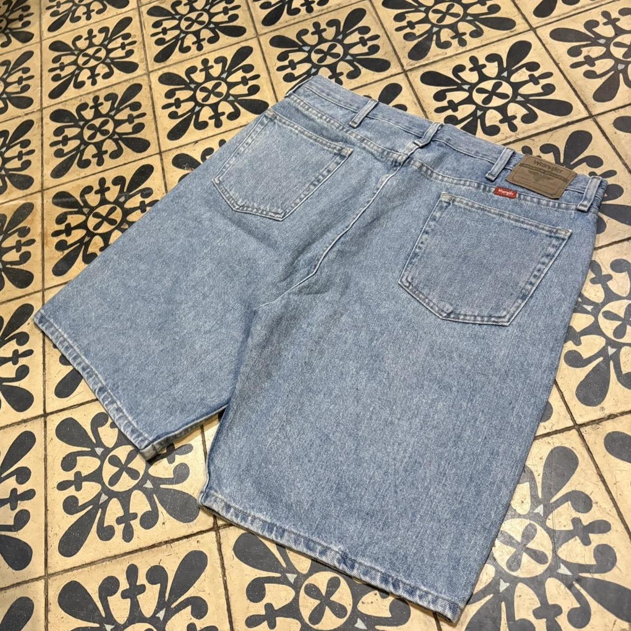JRT123 - Vintage Retro Essential Wrangler Blue Wash Denim Shorts Jorts with detailed patch Logo carpenter workwear #hiphop #90s #jorts #skater #wrangler