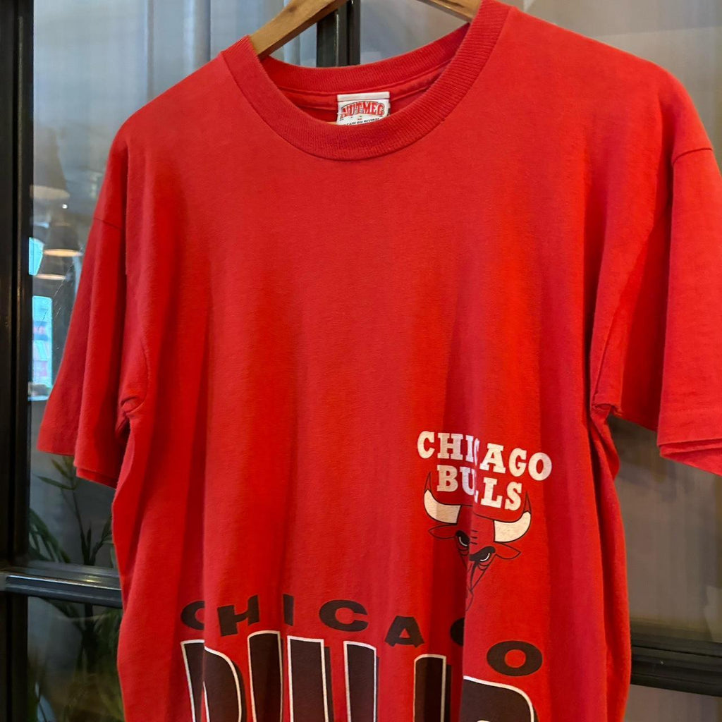 BR1803C-P - Vintage Retro Essential Red NBA Chicago Bulls single stitch Graphic Print Top Tee T-shirt #90s #singlestitch #nba #basketball #chicagobulls