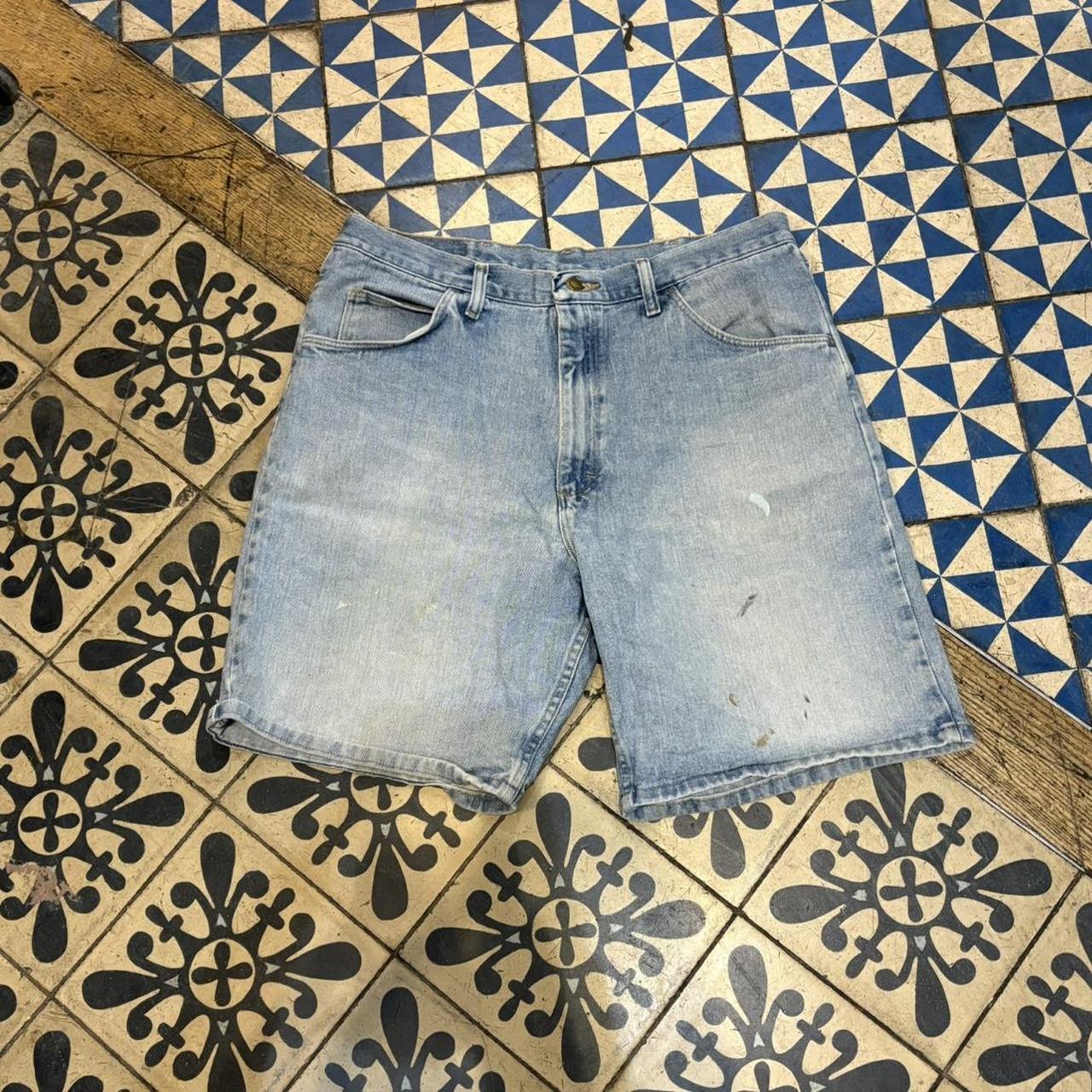 JRT105 - Vintage Retro Essential Wrangler Light Blue Wash Denim Shorts Jorts with detailed patch Logo carpenter workwear #hiphop #90s #jorts #skater #wrangler