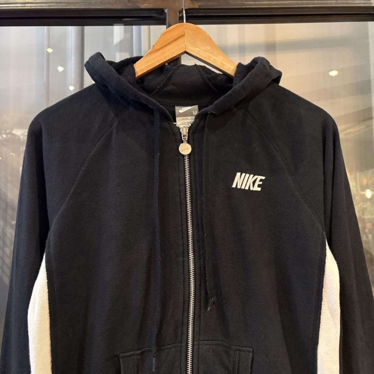 MA0109BX-F - Vintage Retro Essential Black Nike Full Zip Sweatshirt Hoodie with embroidered block spell out logo #90s #sportswear #essential # brand #y2k