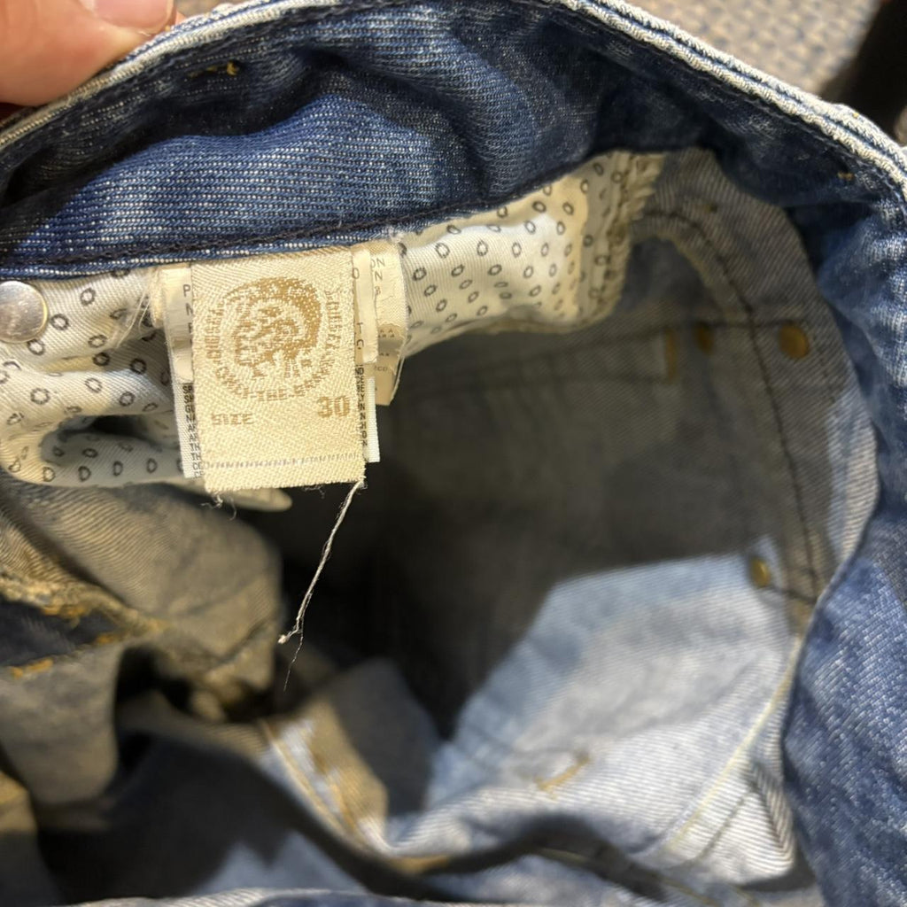 0325C99UF - Vintage retro essential Diesel RYOTH Bootcut Blue Wash Denim Jeans Trousers pants with embroidered back pocket detailing #denim #bootcut #diesel #y2k #embroidered