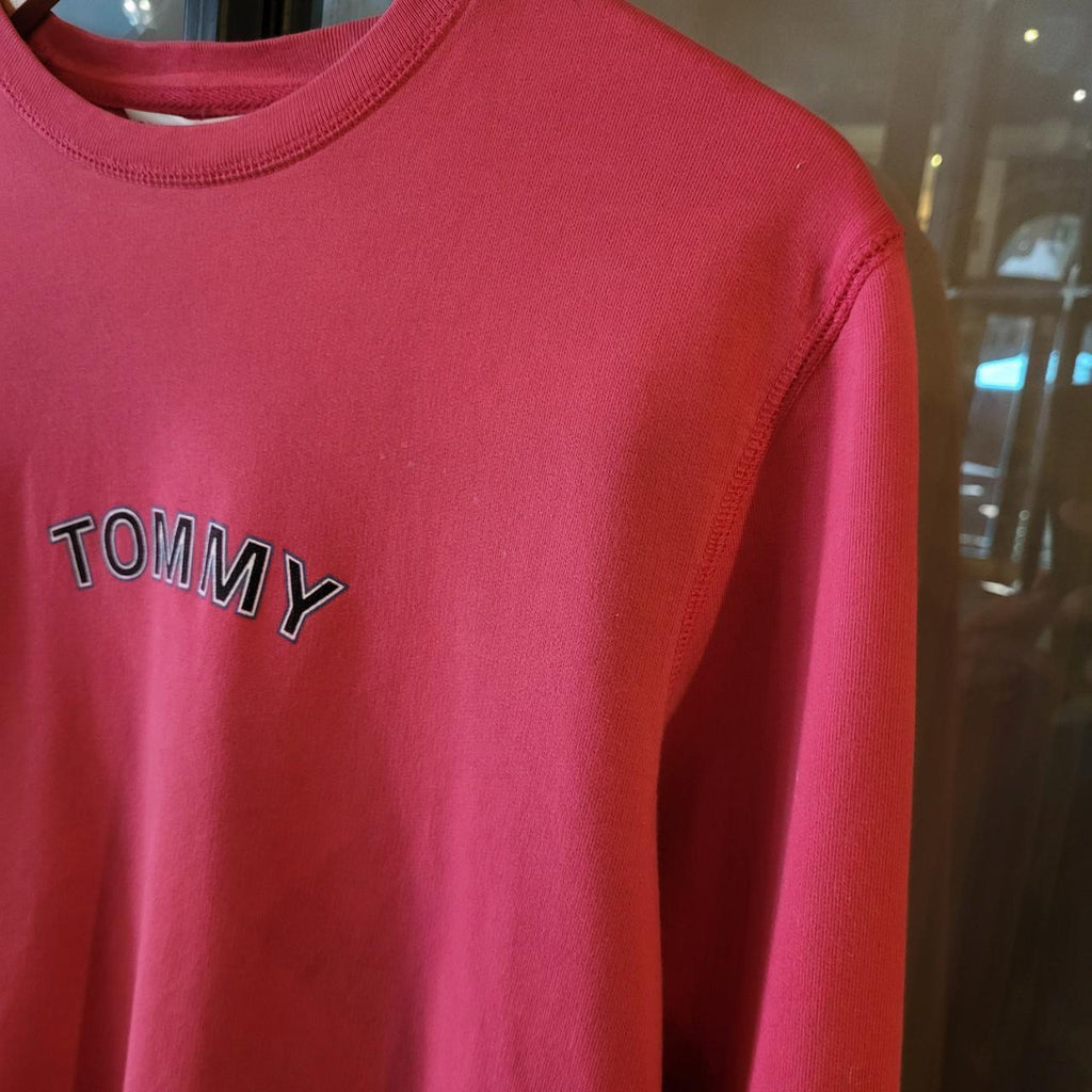 SWT252 - Vintage Retro Essential Tommy Hilfiger Pink sweatshirt jumper crewneck with chest logo spell out #tommy #preppy #y2k #tommyhilfiger