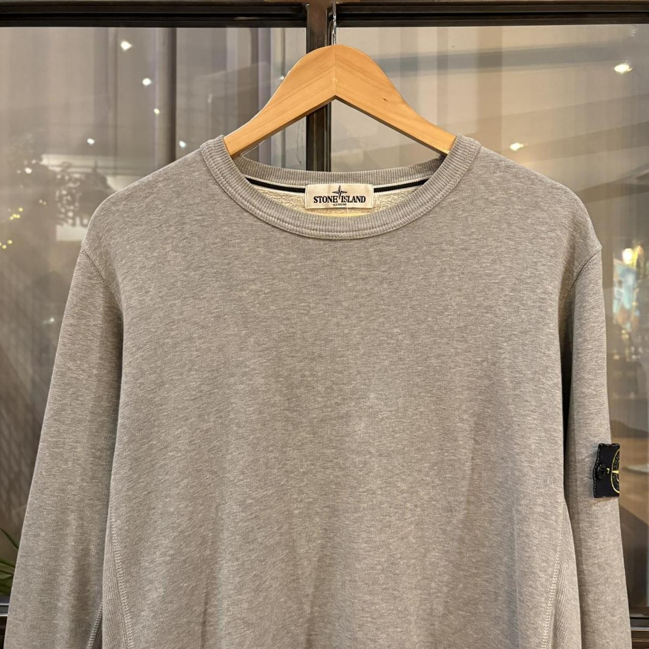 MES1812BI-F - Vintage Retro Essential Grey Stone Island Crewneck Jumper Sweatshirt with iconic embroidered patch logo #blokecore #sportswear #essential #y2k #stoneisland