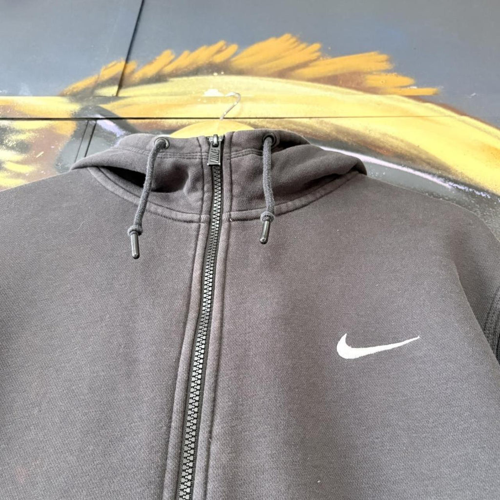ADN1912ABI-U - Vintage Retro Essential Black Nike Full Zip Sweatshirt Hoodie with embroidered swoosh logo #90s #sportswear #essential #nike #y2k