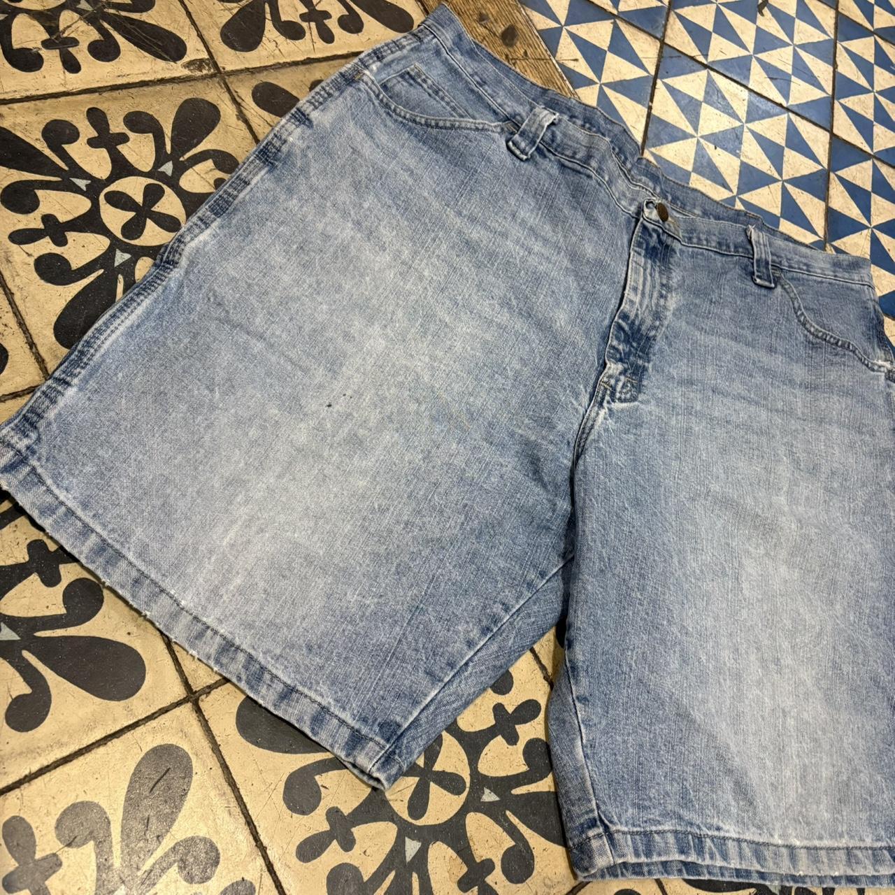 JRT112 - Vintage Retro Essential Wrangler Light blue Wash Denim Shorts Jorts with detailed patch Logo carpenter workwear #hiphop #90s #jorts #skater #wrangler