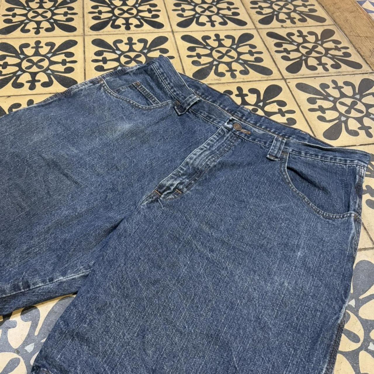 JRT438P - American Vintage Retro Essential Wrangler Blue Wash Denim Shorts Jorts with detailed patch Logo hip hop baggy wide leg 90s 00s y2k grunge streetwear style workwear #hiphop #90s #jorts #skater #wrangler