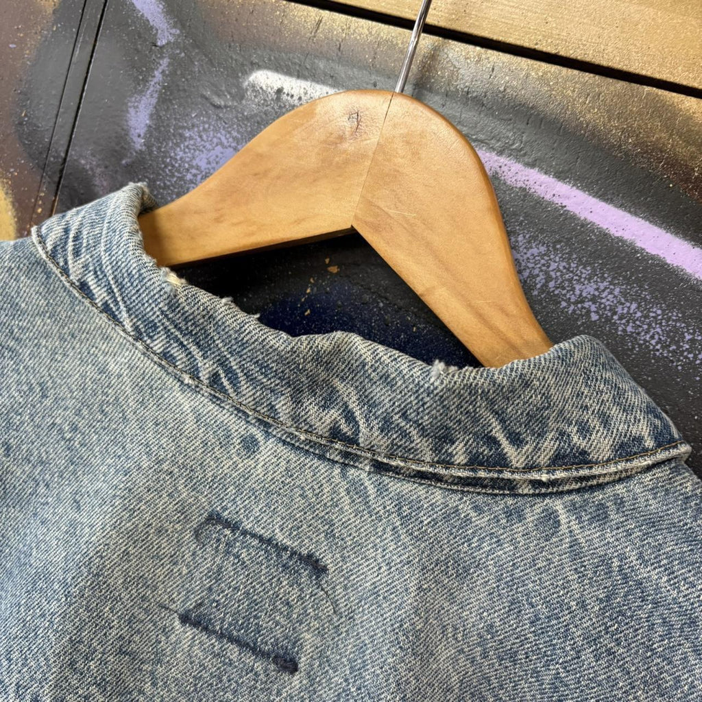 BR2401ET-U - Vintage Retro Essential Carhartt Blue Denim Wash Button Up Trucker Jacket #workwear #utility #truckerjacket #denim #carhartt