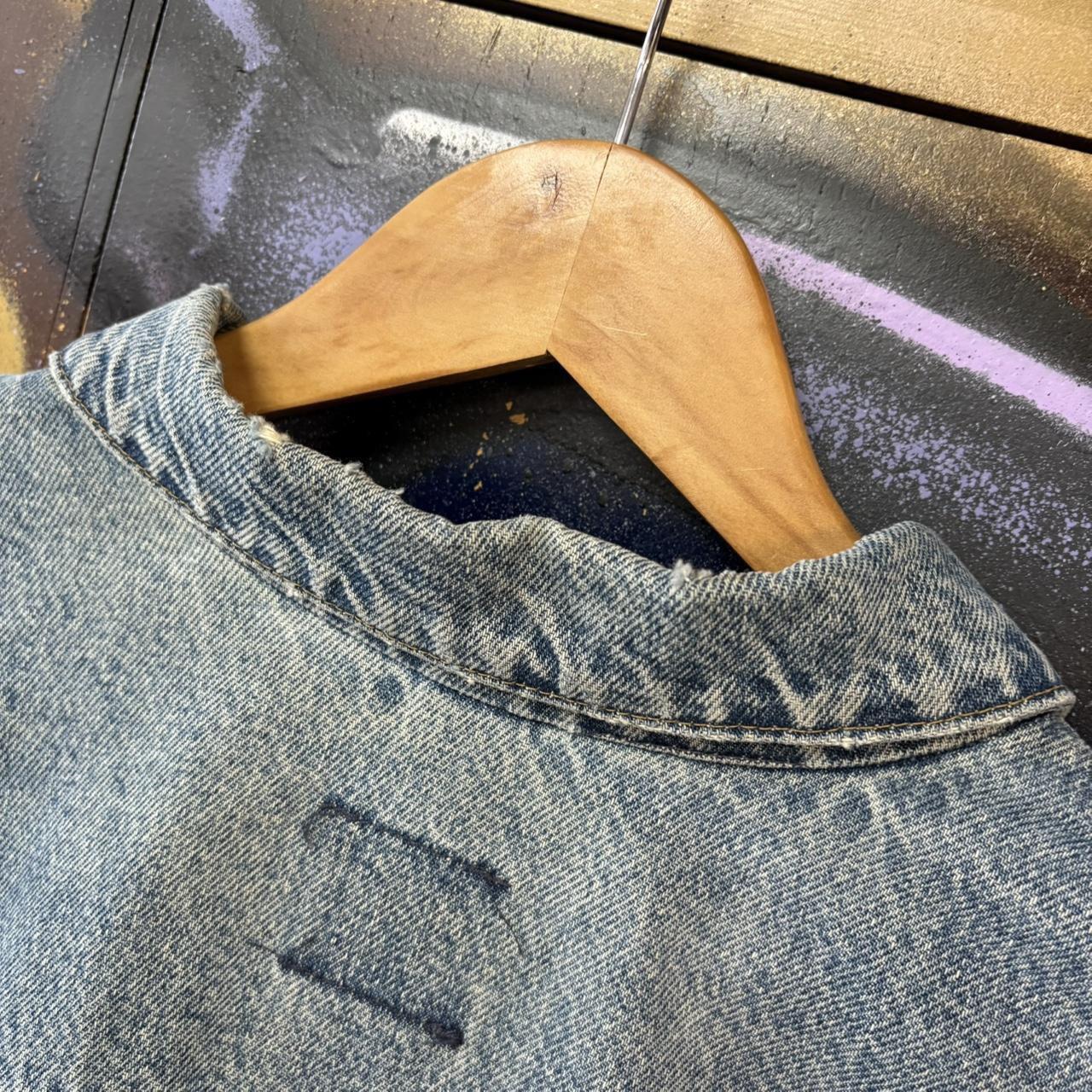 BR2401ET-U - Vintage Retro Essential Carhartt Blue Denim Wash Button Up Trucker Jacket #workwear #utility #truckerjacket #denim #carhartt