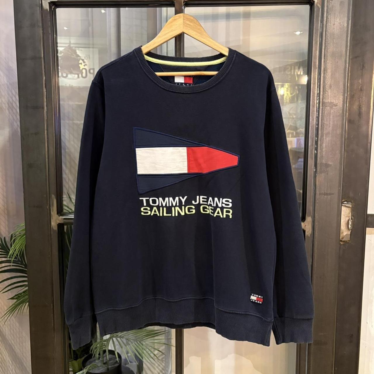 MA0109CX-F - Vintage Retro Essential Navy Tommy Hilfiger Sailing Gear Crewneck Jumper Sweatshirt with embroidered patch and arm logo #90s #sportswear #essential #y2k #brand