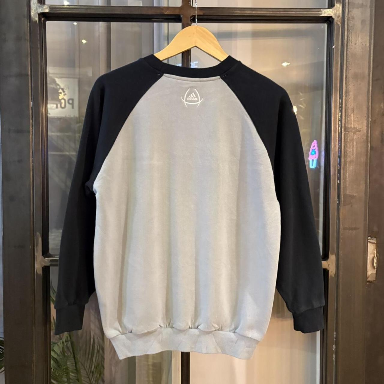 0325E75UF-P - Vintage Retro Essential Black and Grey Adidas Raglan  Jumper Sweatshirt with centre embroidered logo #90s #sportswear #essential #y2k #adidas