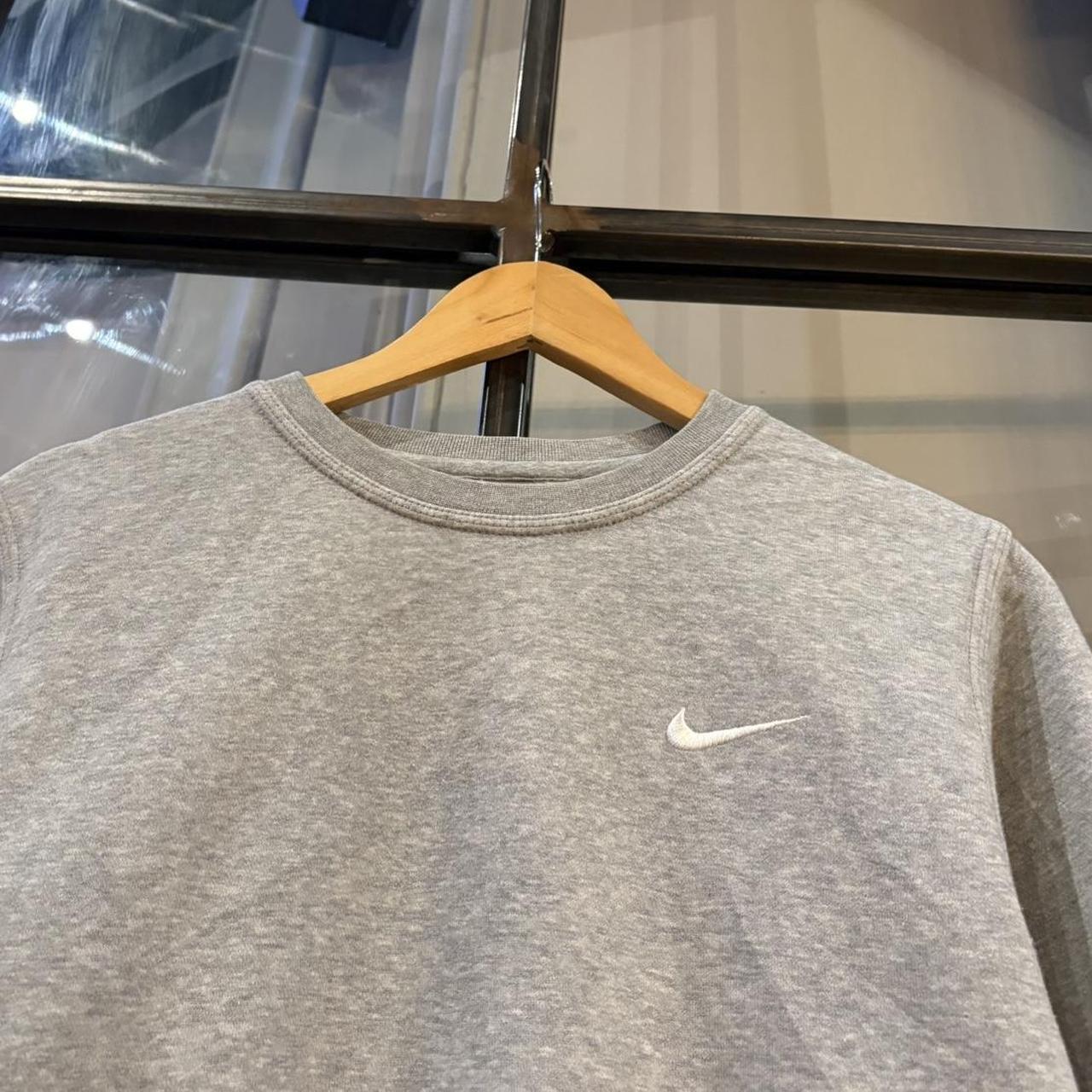 MA2207DB-P - Vintage Retro Essential Grey Nike Crewneck Jumper Sweatshirt with embroidered swoosh logo #90s #sportswear #essential #y2k #nike