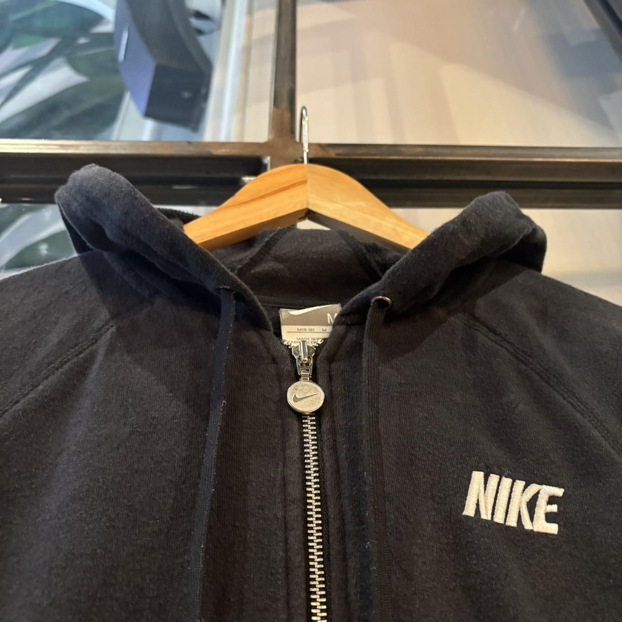 MA0109BX-F - Vintage Retro Essential Black Nike Full Zip Sweatshirt Hoodie with embroidered block spell out logo #90s #sportswear #essential # brand #y2k