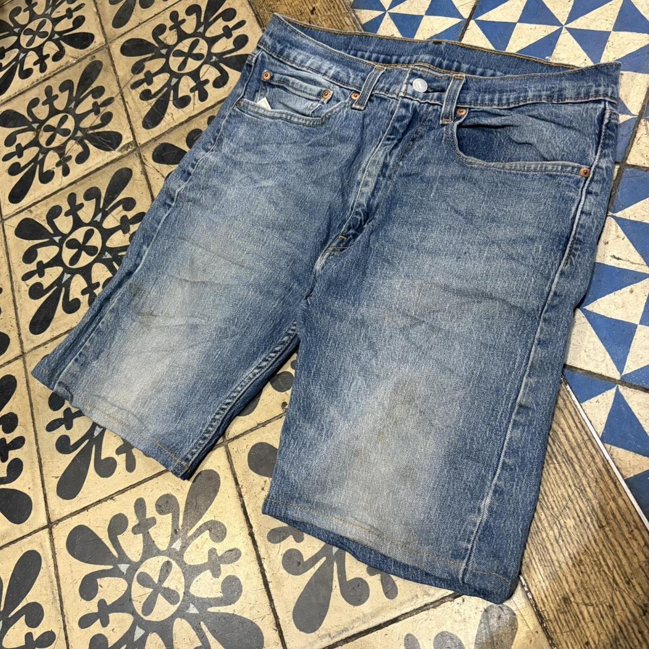 JRT124 - Vintage Retro Essential Levi's 505 Mid Blue Wash Denim Shorts Jorts with detailed patch Logo carpenter workwear #hiphop #90s #jorts #skater #levis