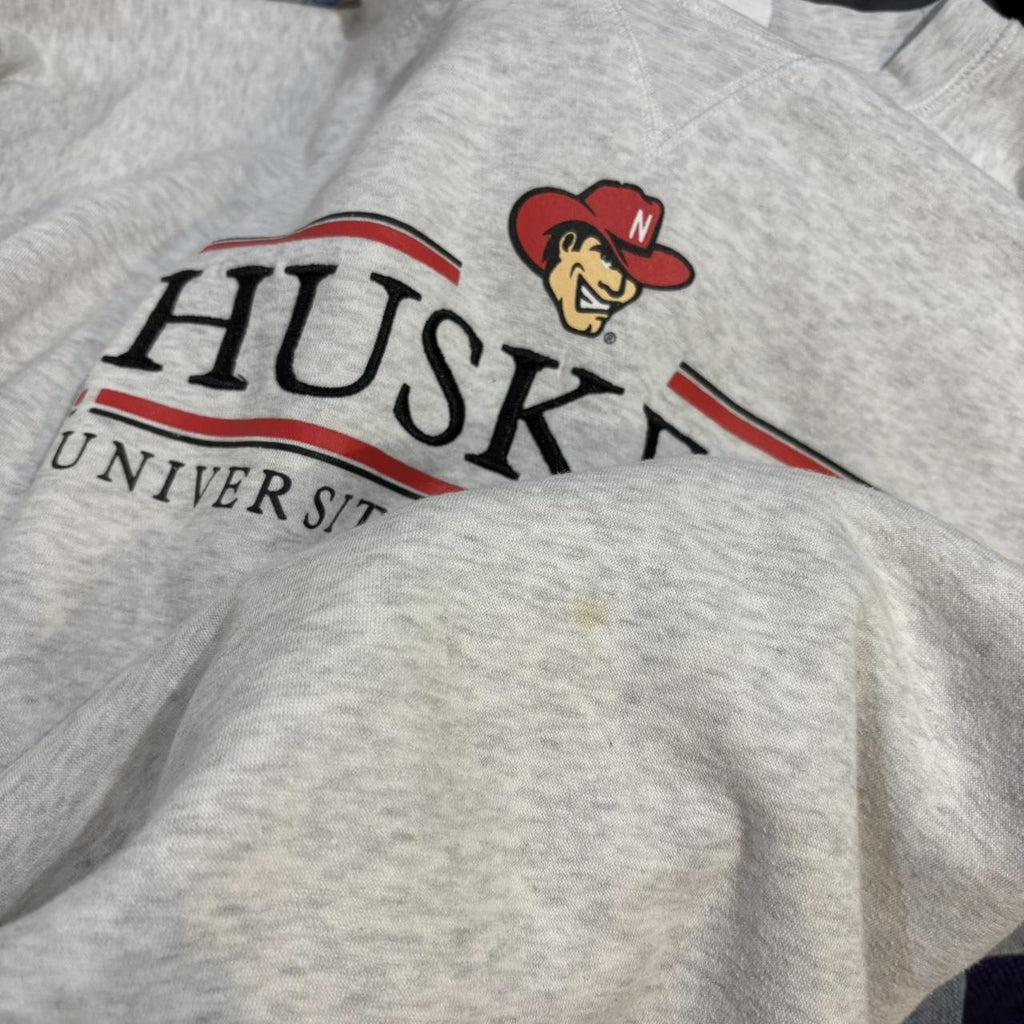 0325G84F - Vintage Retro Essential Light Grey University of Nebraska American Football Crewneck Jumper Sweatshirt with embroidered and print logo #huskers #sportswear #nebraska #y2k #champion