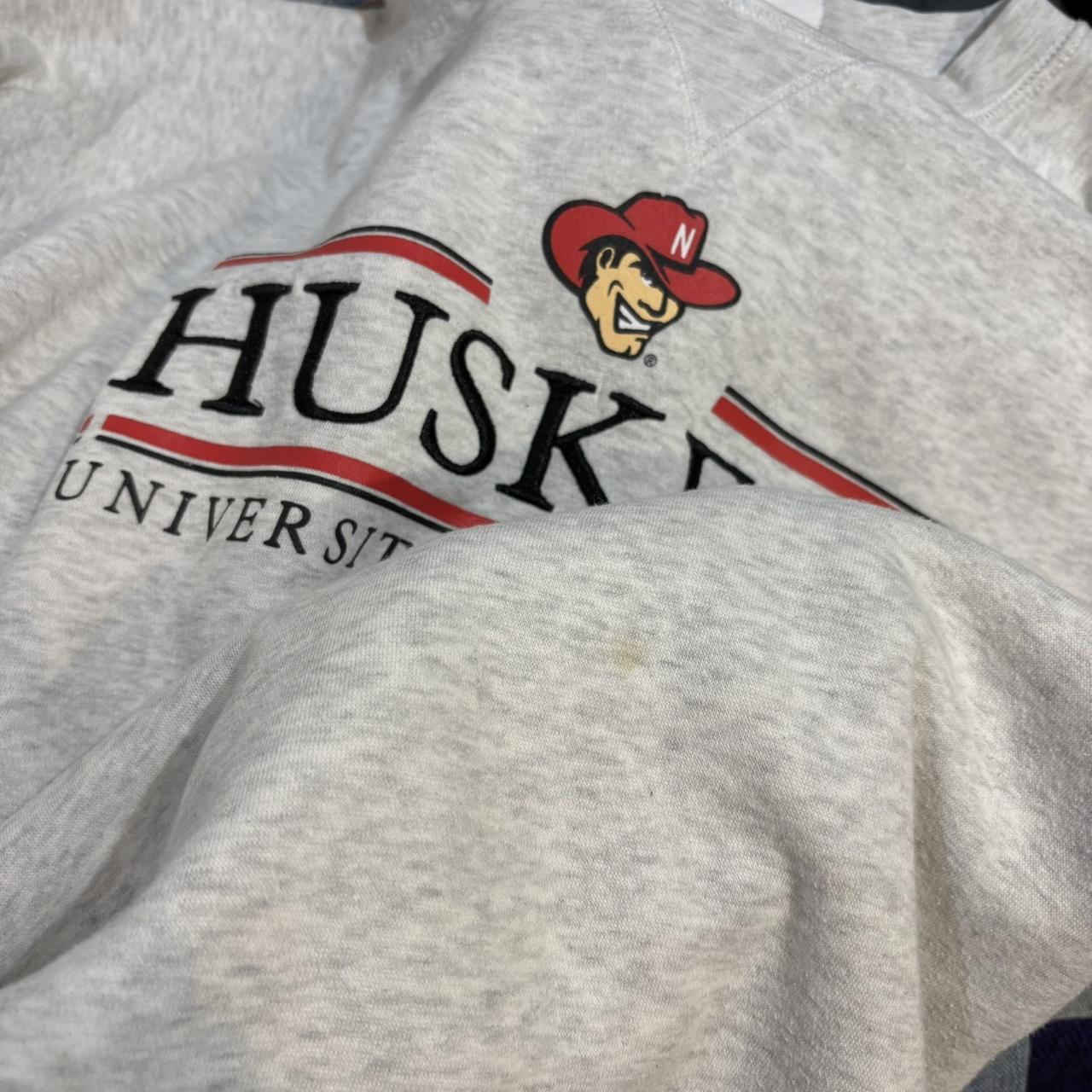 0325G84F - Vintage Retro Essential Light Grey University of Nebraska American Football Crewneck Jumper Sweatshirt with embroidered and print logo #huskers #sportswear #nebraska #y2k #champion