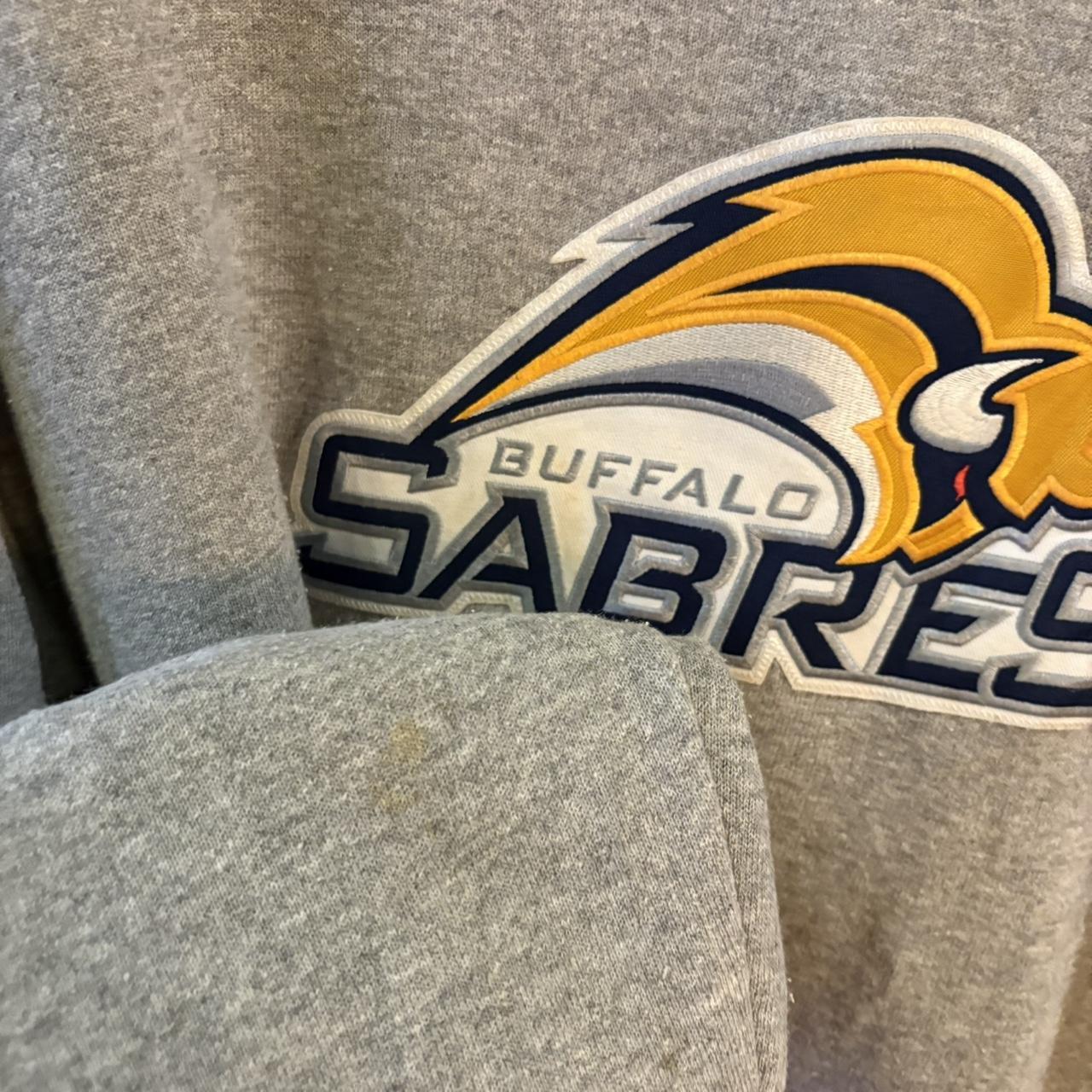 Vintage Retro Essential Grey NHL Buffalo Sabres Ice Hockey Crewneck Jumper Sweatshirt with embroidered patch logo #90s #sportswear #buffalosabres #icehockey #nhl