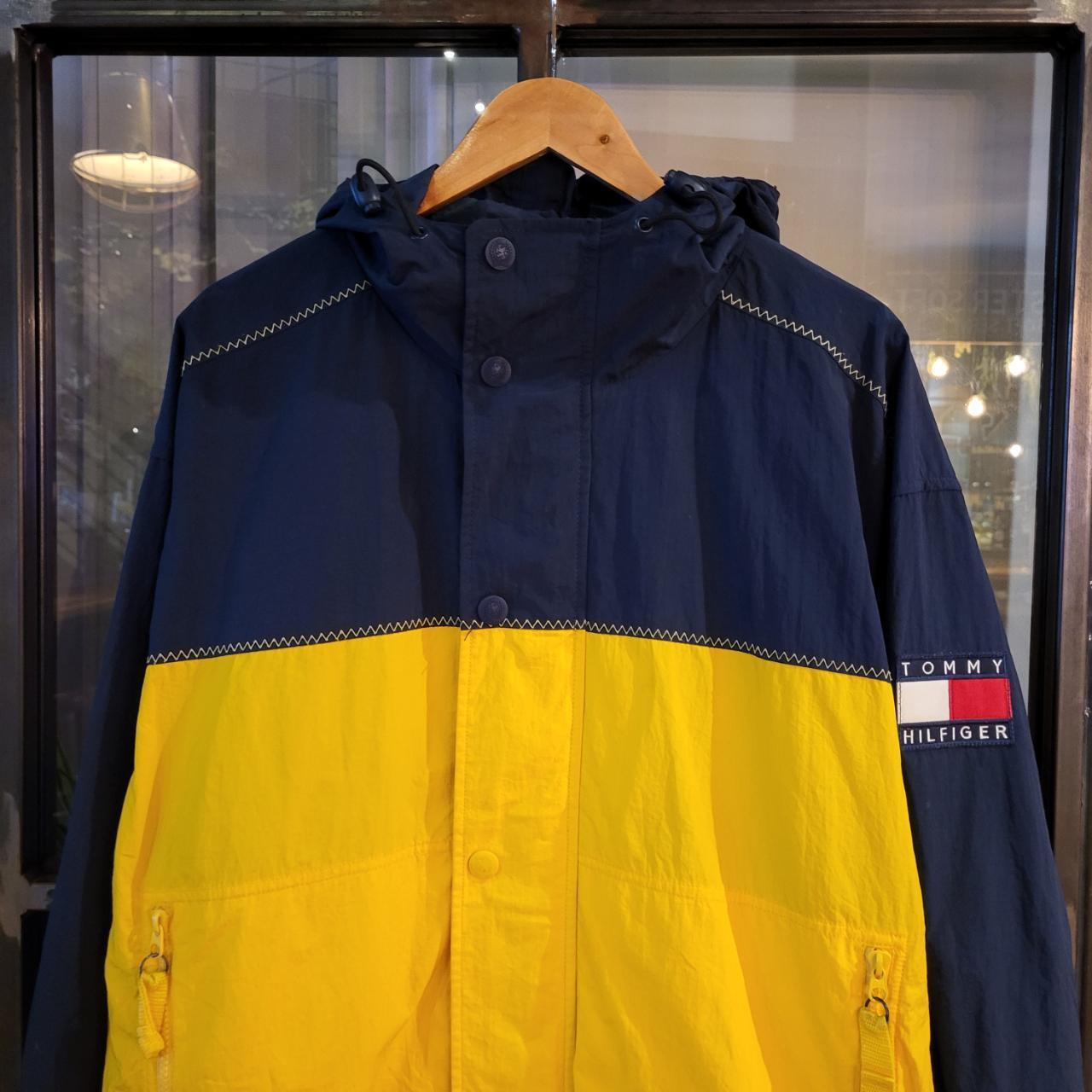 WDB026BR - Vintage Retro Essential Tommy Hilfiger Yellow Navy Packable Lightweight Windbreaker full zip button up Jacket with sleeve patch logo #tommy #preppy #windbreaker #festival #90s