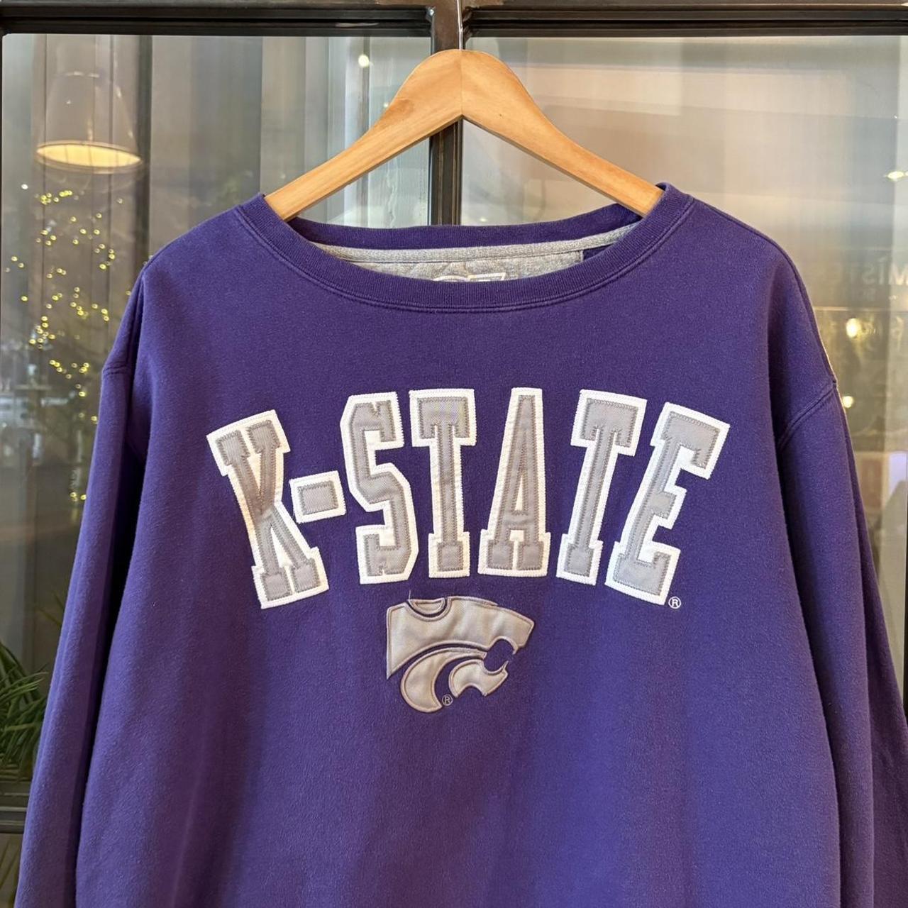 1224B09BR - Vintage Retro Essential Purple Kansas State University College Crewneck Jumper Sweatshirt with  embroidered patch spellout logo #90s #sportswear #kansas #y2k #boxy