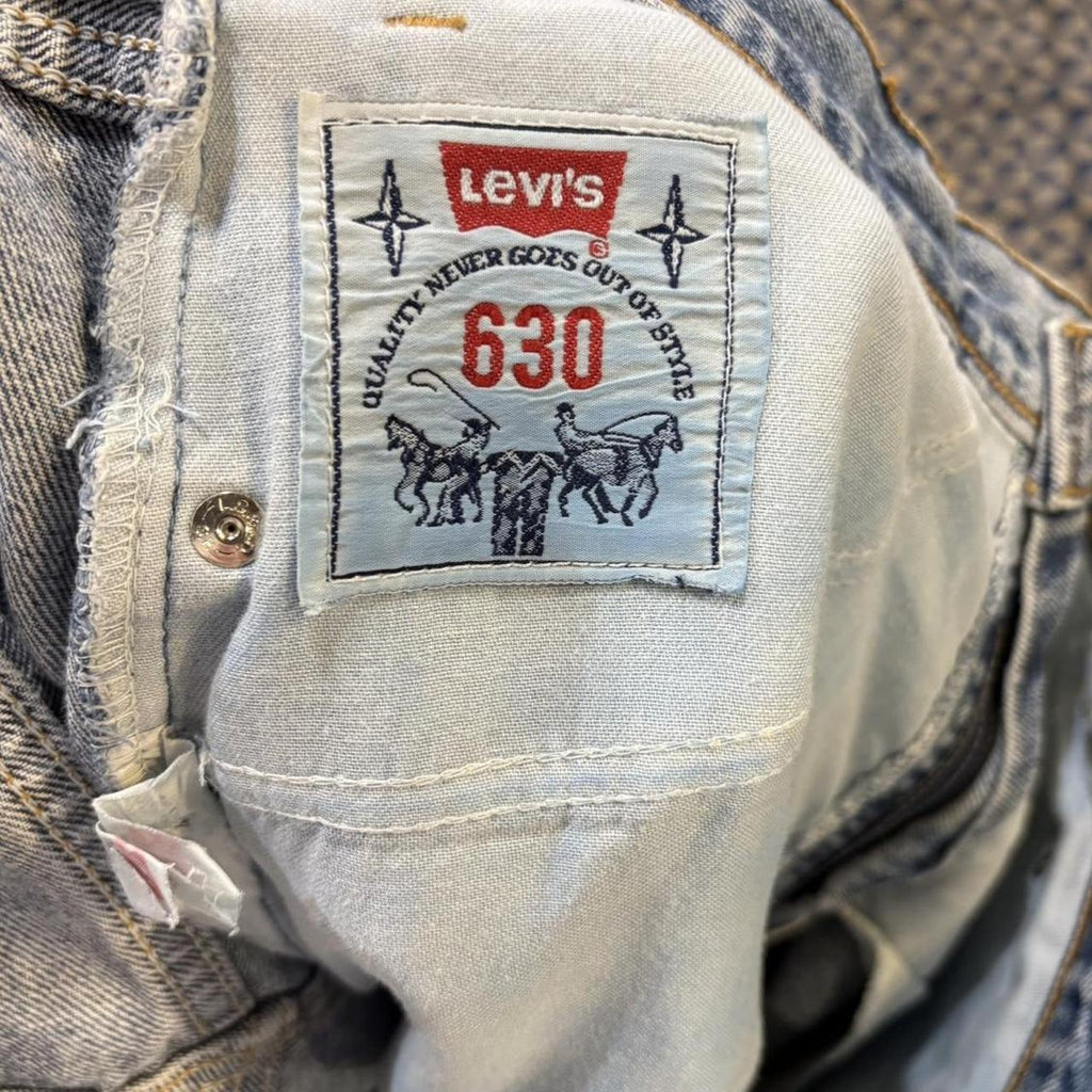 BR2401DD-F - Vintage retro essential  Levi's 501 Light Blue Wash Denim Jeans Trousers pants #denim #straightlef #levis #levis501 #lightwash