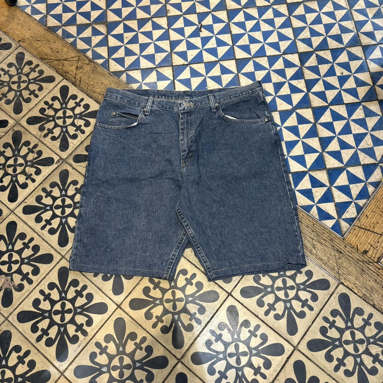 JRT129 - Vintage Retro Essential Wrangler Mid Blue Wash Denim Shorts Jorts with detailed patch Logo carpenter workwear #hiphop #90s #jorts #skater #wrangler