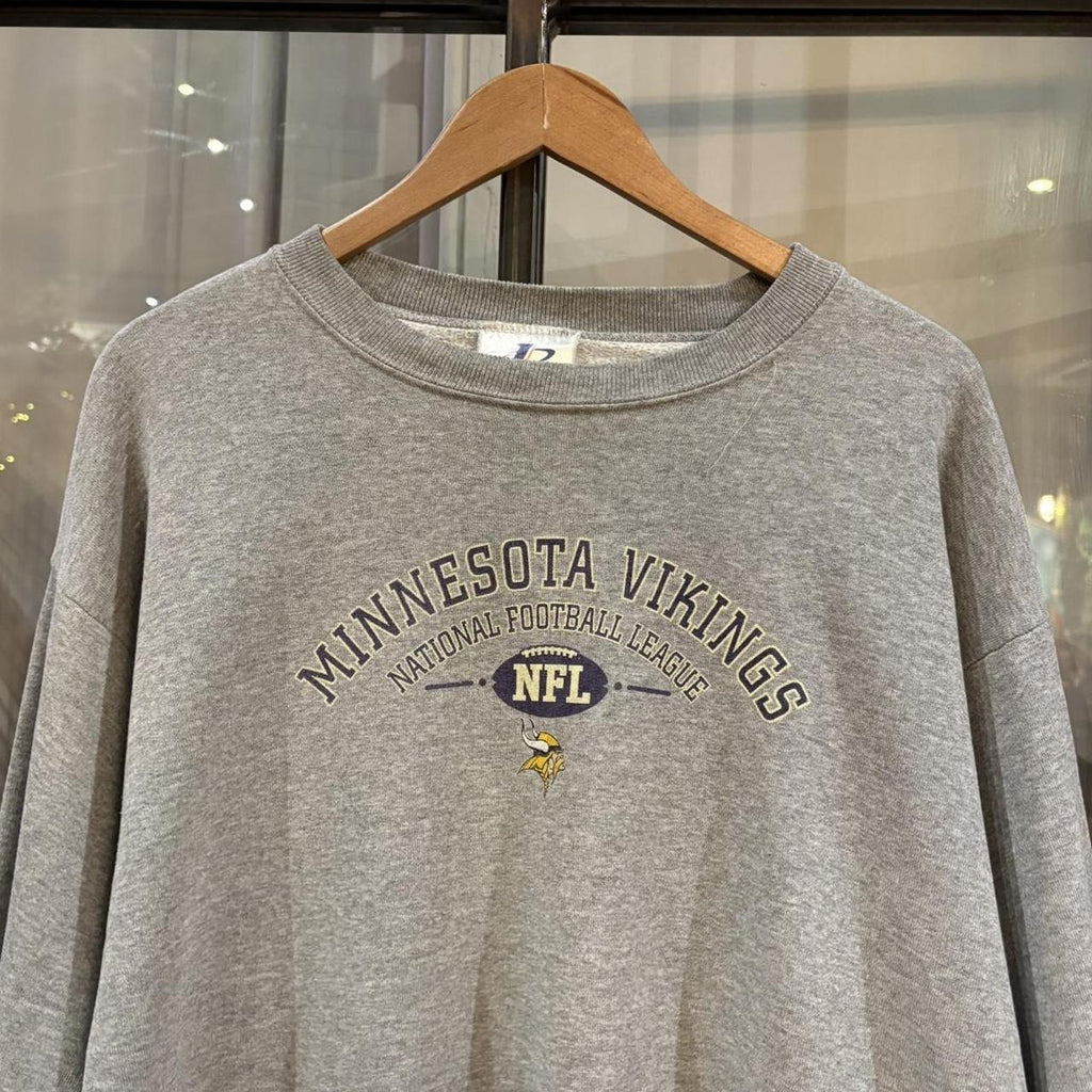 MA0406HF-P - Vintage Retro Essential Grey NFL Minnesota Vikings Crewneck Jumper Sweatshirt with centre print logo #90s #vikings #minnesota #nfl #americanfootball