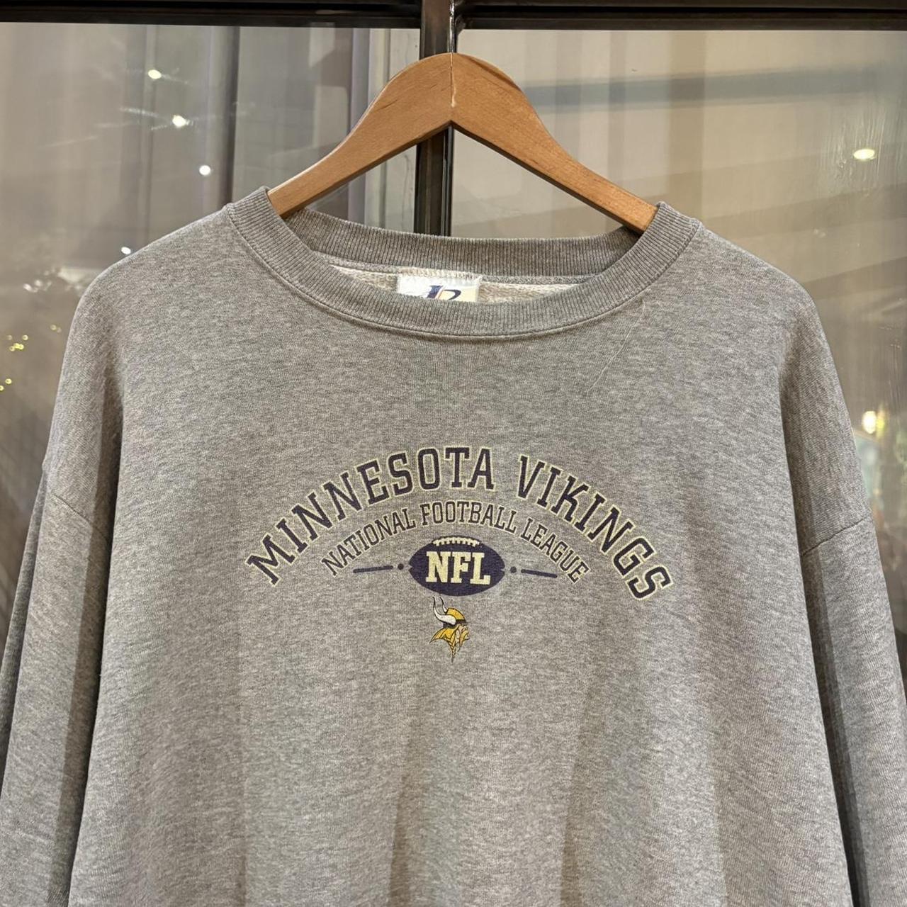 MA0406HF-P - Vintage Retro Essential Grey NFL Minnesota Vikings Crewneck Jumper Sweatshirt with centre print logo #90s #vikings #minnesota #nfl #americanfootball