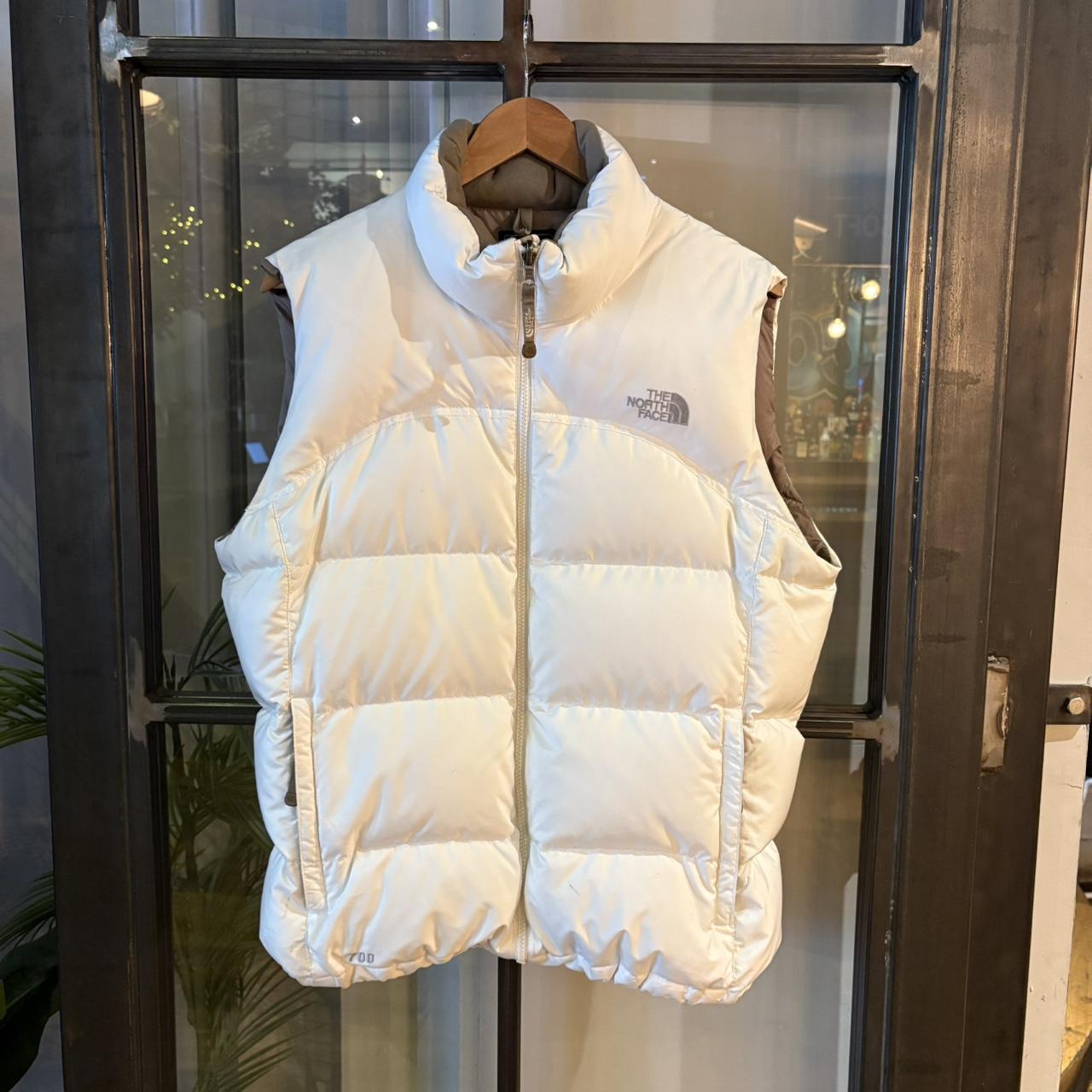 POL354BR - Vintage Retro Essential The North Face Cream White 700 Nupstee gilet bodywarmer down puffer padded jacket #gorpcore #tnf #thenorthface #nupstee #hike