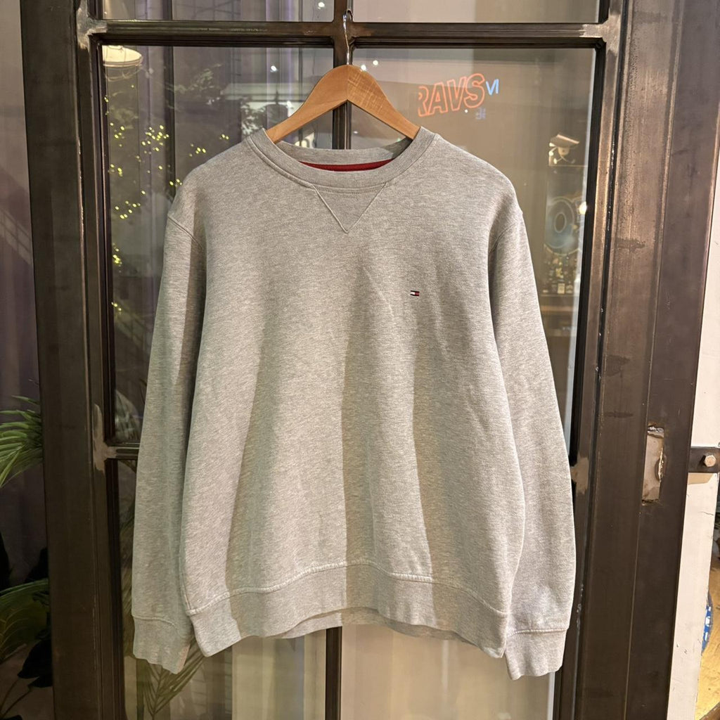 CP1102 - Vintage Retro Essential Tommy Hilfiger Crewneck Jumper Sweatshirt with big spellout embroidered logo #90s #wideboxy #essential #y2k #tommyhilfiger