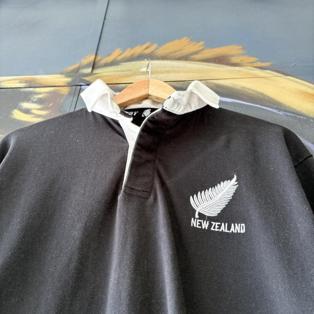 CP2504D-U - Vintage Retro Essential NZ New Zealand All Blacks Collared Rugby Union Longsleeve Home Jersey Shirt top  with embroidered logo striped sleeves #sportswear #rugby #newzealand #jersey #allblacks