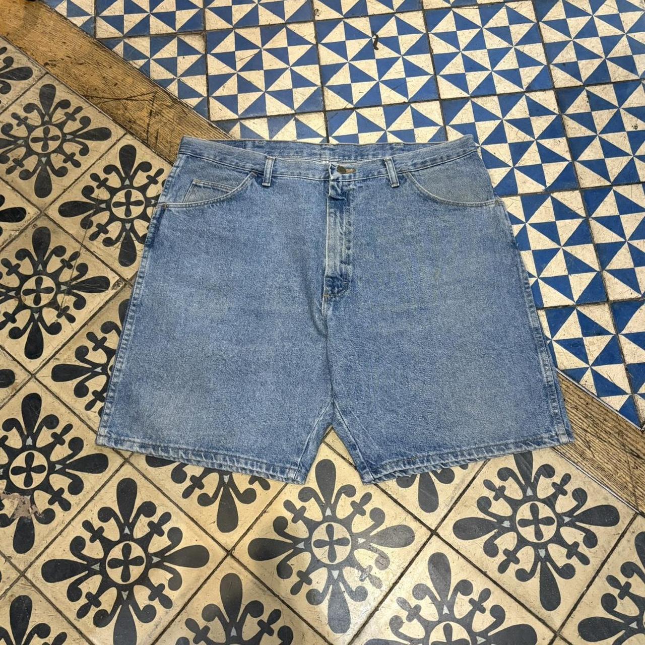JRT127 - Vintage Retro Essential Wrangler Blue Wash Denim Shorts Jorts with detailed patch Logo carpenter workwear #hiphop #90s #jorts #wrangler #skater