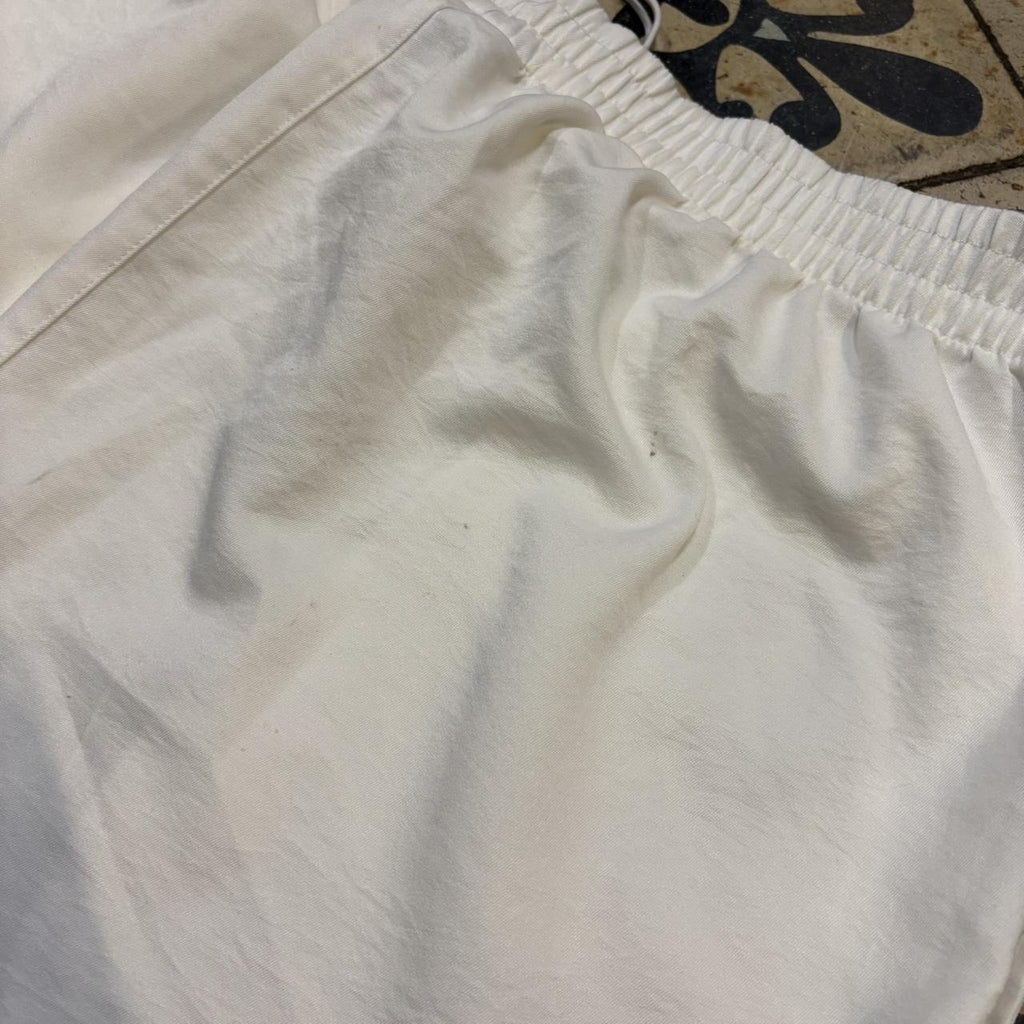 B0425A29 - Vintage Retro Essential White Reebok Running Activewear Shorts with patched logo #running #sportswear #reebok #football