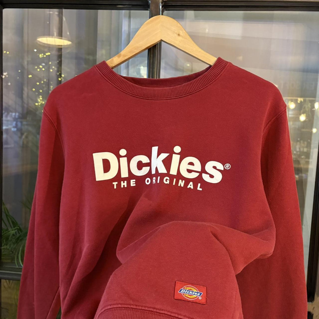 0225H77F - Vintage Retro Essential Burgundy Dickies Crewneck Jumper Sweatshirt with  embroidered patch logo and spellout chest print logo #90s #sportswear #skater #y2k #dickies