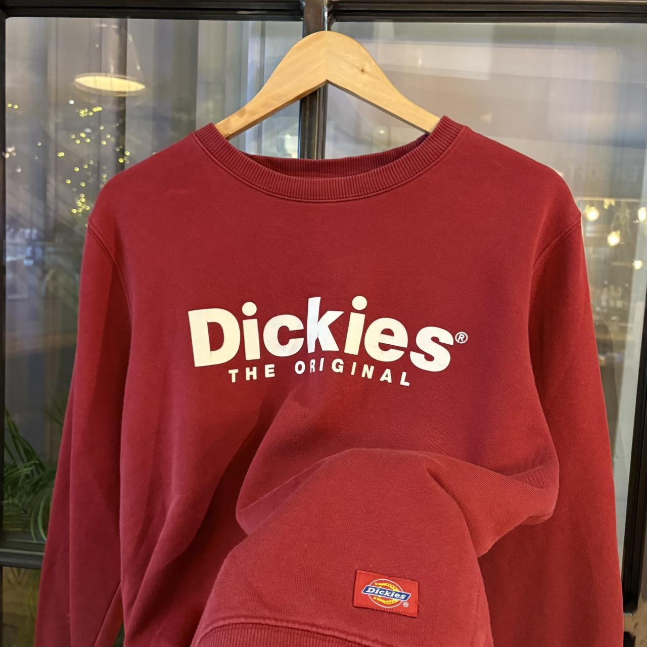 0225H77F - Vintage Retro Essential Burgundy Dickies Crewneck Jumper Sweatshirt with  embroidered patch logo and spellout chest print logo #90s #sportswear #skater #y2k #dickies