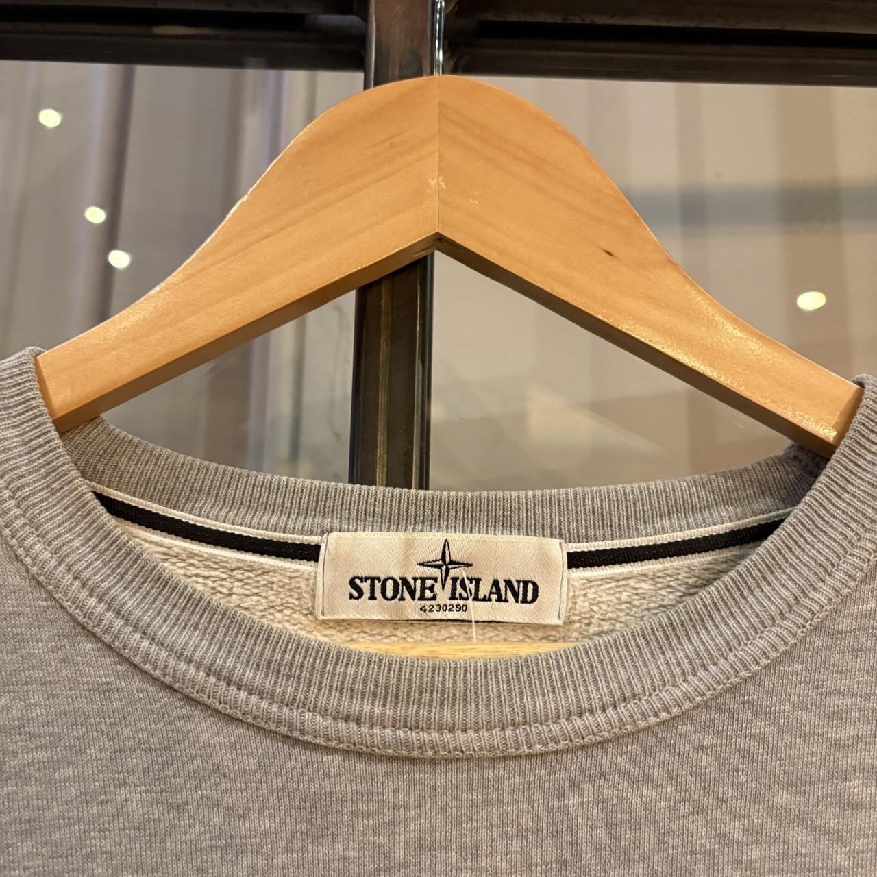 MES1812BI-F - Vintage Retro Essential Grey Stone Island Crewneck Jumper Sweatshirt with iconic embroidered patch logo #blokecore #sportswear #essential #y2k #stoneisland