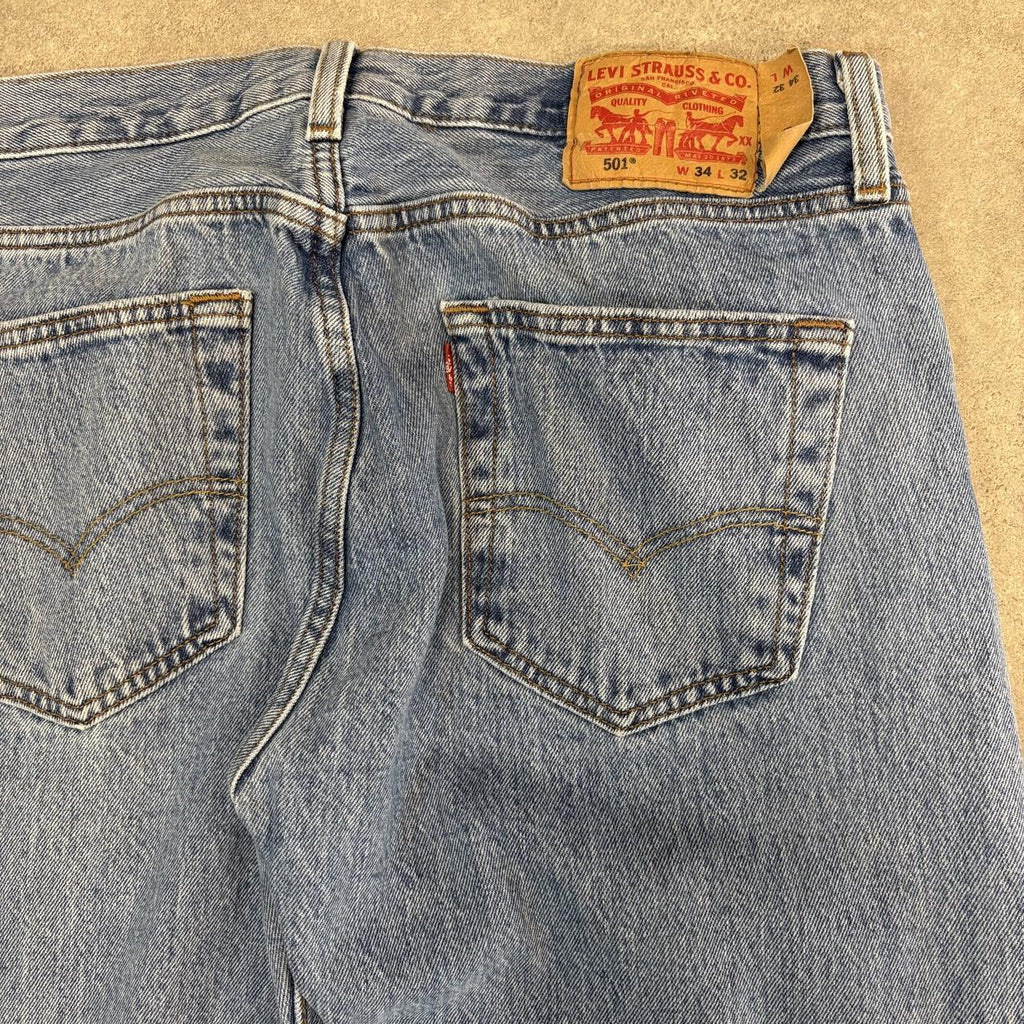 Vintage Levi's 501 Jeans Mens 34x32 Mid Blue Denim Wash Straight Leg Trousers Cowboy Western USA 90s Y2K