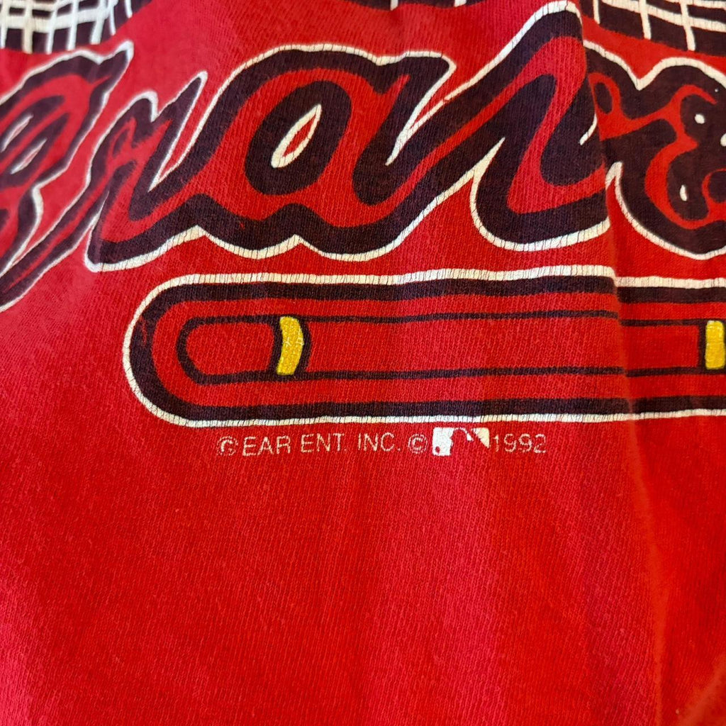 0325I90UP1 - Vintage Retro Essential Red 1992 MLB Atlanta Braves Single Stitch Graphic Print Top Tee T-shirt #90s #graphic #mlb #baseball #atlantabraves