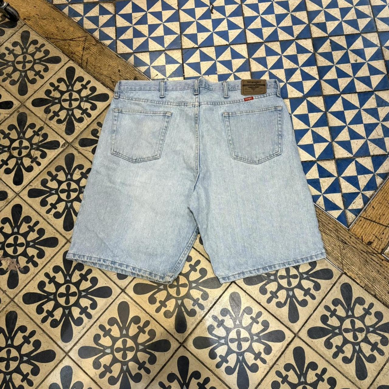 JRT110 - Vintage Retro Essential Wrangler Light Blue Wash Denim Shorts Jorts with detailed patch Logo carpenter workwear #hiphop #90s #jorts #skater #wrangler