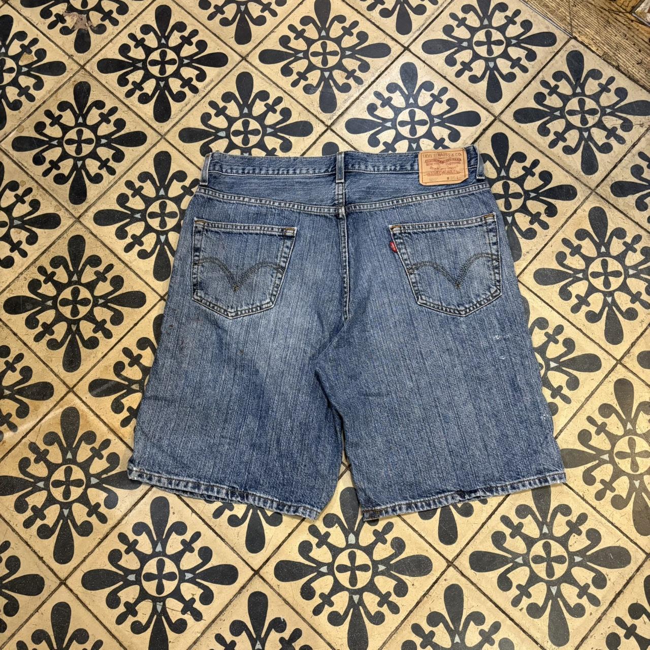 JRT136 - Vintage Retro Essential Levi’s 550 Mid Blue Wash Denim Shorts Jorts with detailed patch Logo carpenter workwear #hiphop #jorts #skater #levis #baggy