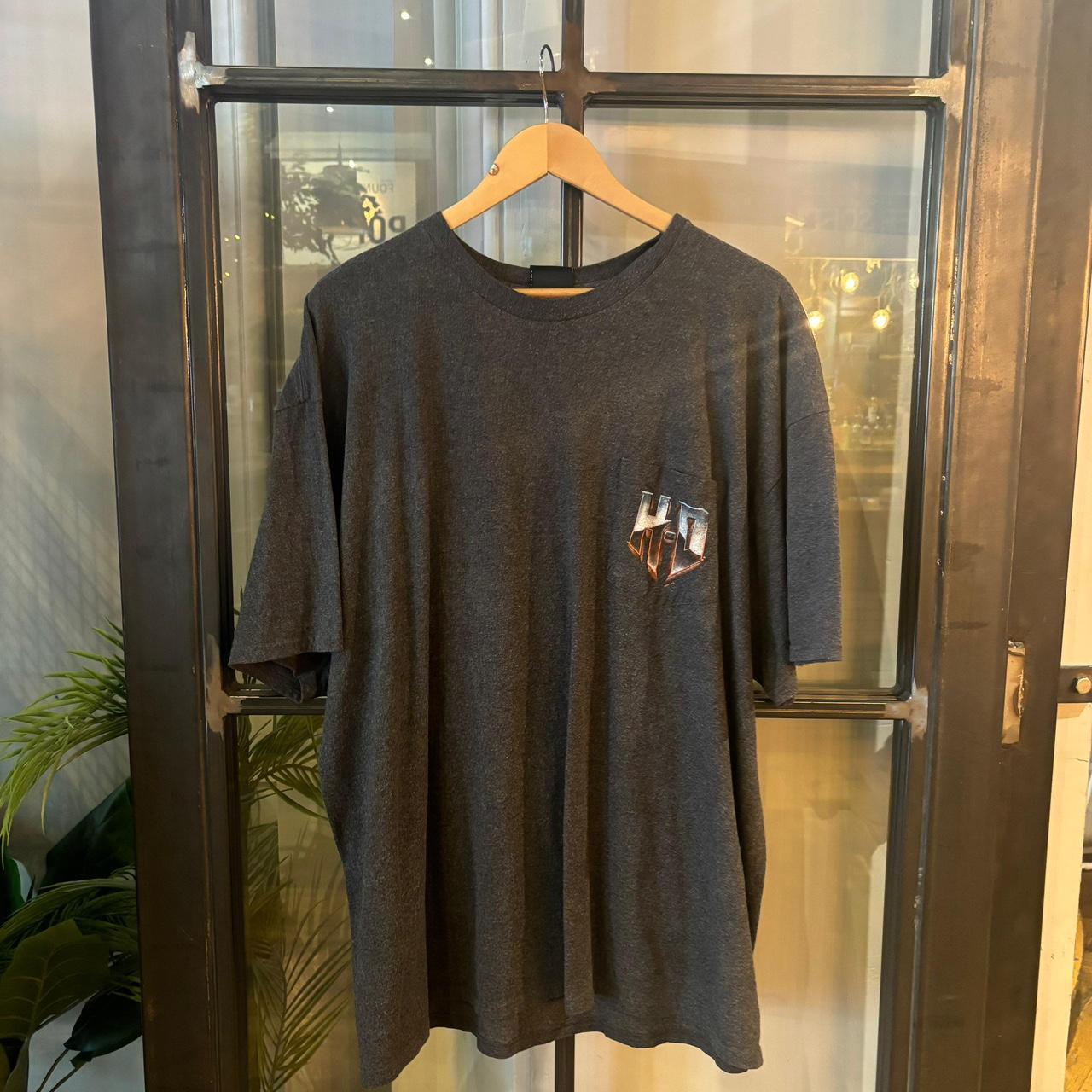 TEE410P - Vintage Retro Essential Dark Grey Harley Davidson Big Barn Des Moines , IA Pocket Graphic Print Top Tee T-shirt #90s #graphic #harleydavidson #biker #motorcycles