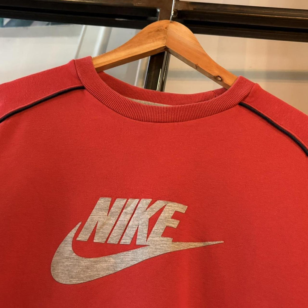 MA2207BS-P - Vintage Retro Essential Red Nike Crewneck Jumper Sweatshirt with print swoosh spell out logo #90s #sportswear #essential #y2k #nike