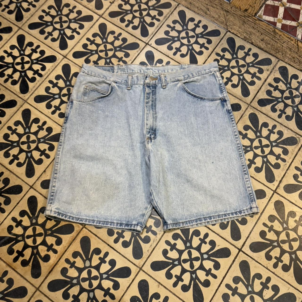 JRT451P - American Vintage Retro Essential Wrangler Light Blue Wash Denim Shorts Jorts with detailed patch Logo hip hop baggy wide leg 90s 00s y2k grunge streetwear style workwear #hiphop #90s #jorts #skater #wrangler