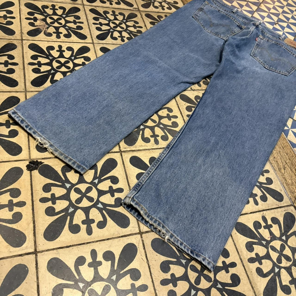 TRW439F - Vintage retro essential Levi’s 505 Straight Leg Blue Wash Denim Jeans Trousers pants #denim #levis505 #straightleg #levis #y2k
