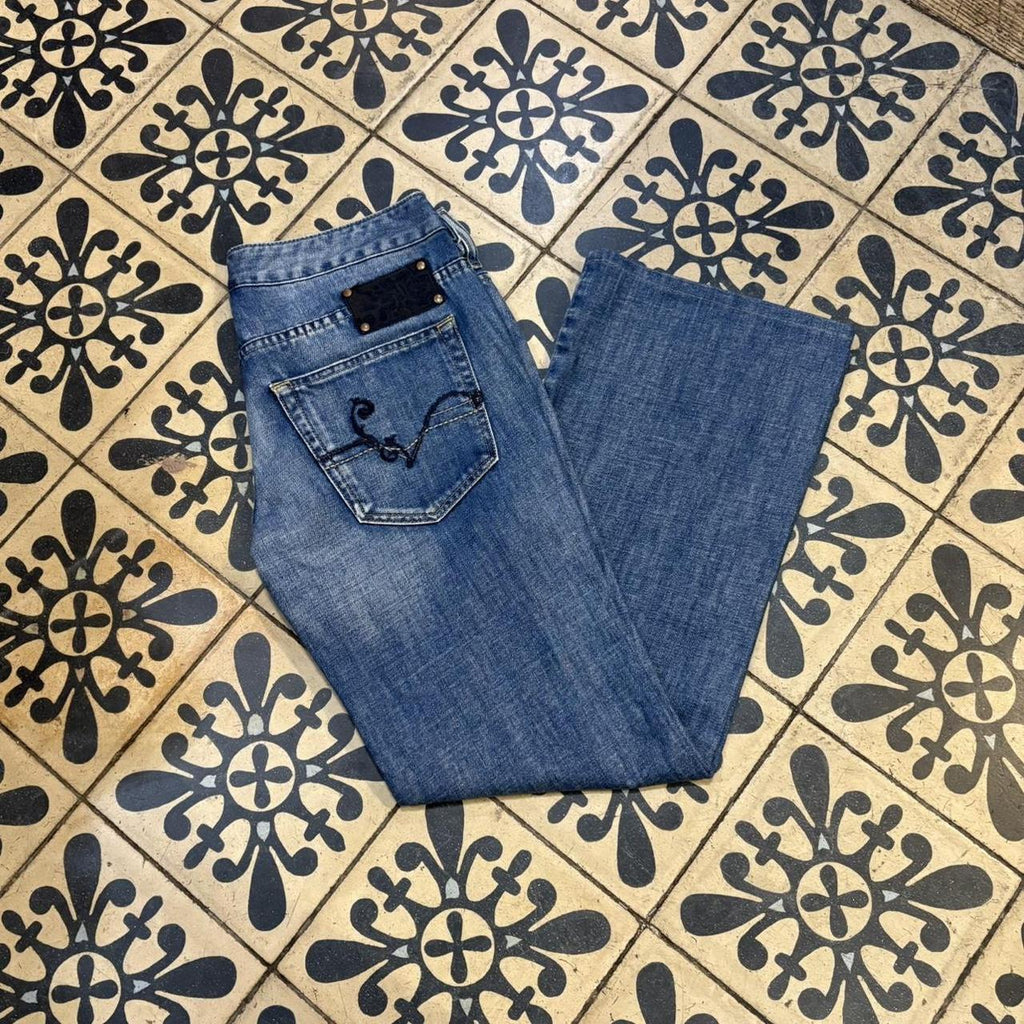 0325C99UF - Vintage retro essential Diesel RYOTH Bootcut Blue Wash Denim Jeans Trousers pants with embroidered back pocket detailing #denim #bootcut #diesel #y2k #embroidered
