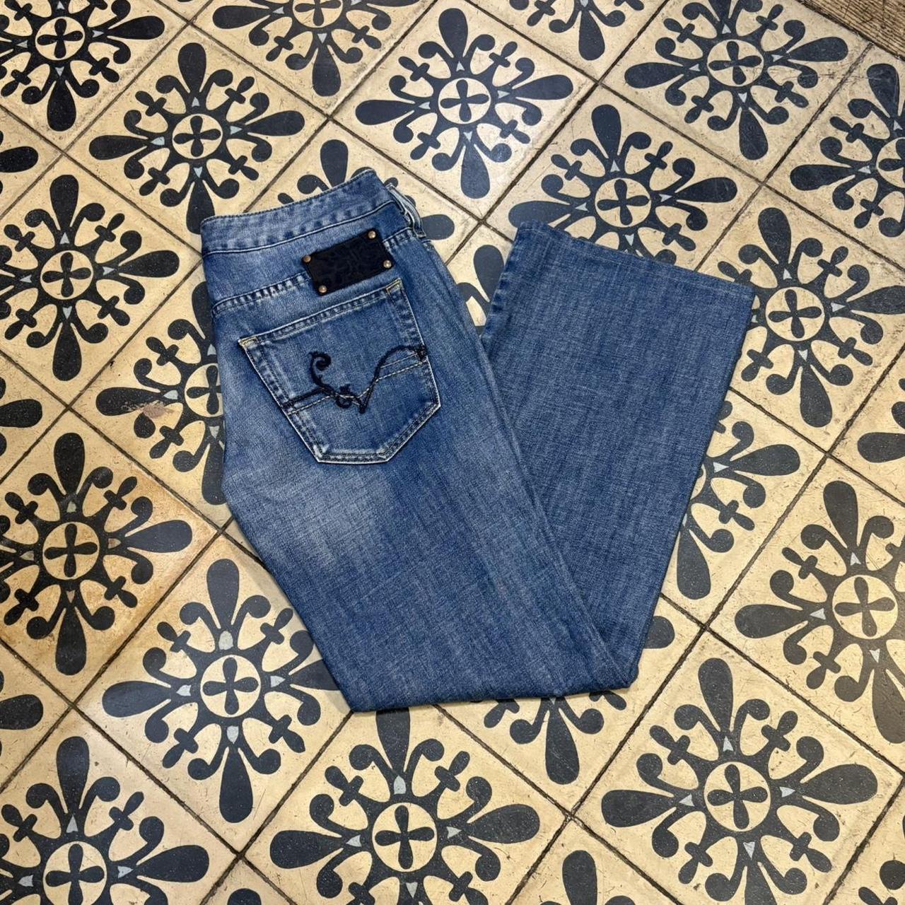 0325C99UF - Vintage retro essential Diesel RYOTH Bootcut Blue Wash Denim Jeans Trousers pants with embroidered back pocket detailing #denim #bootcut #diesel #y2k #embroidered