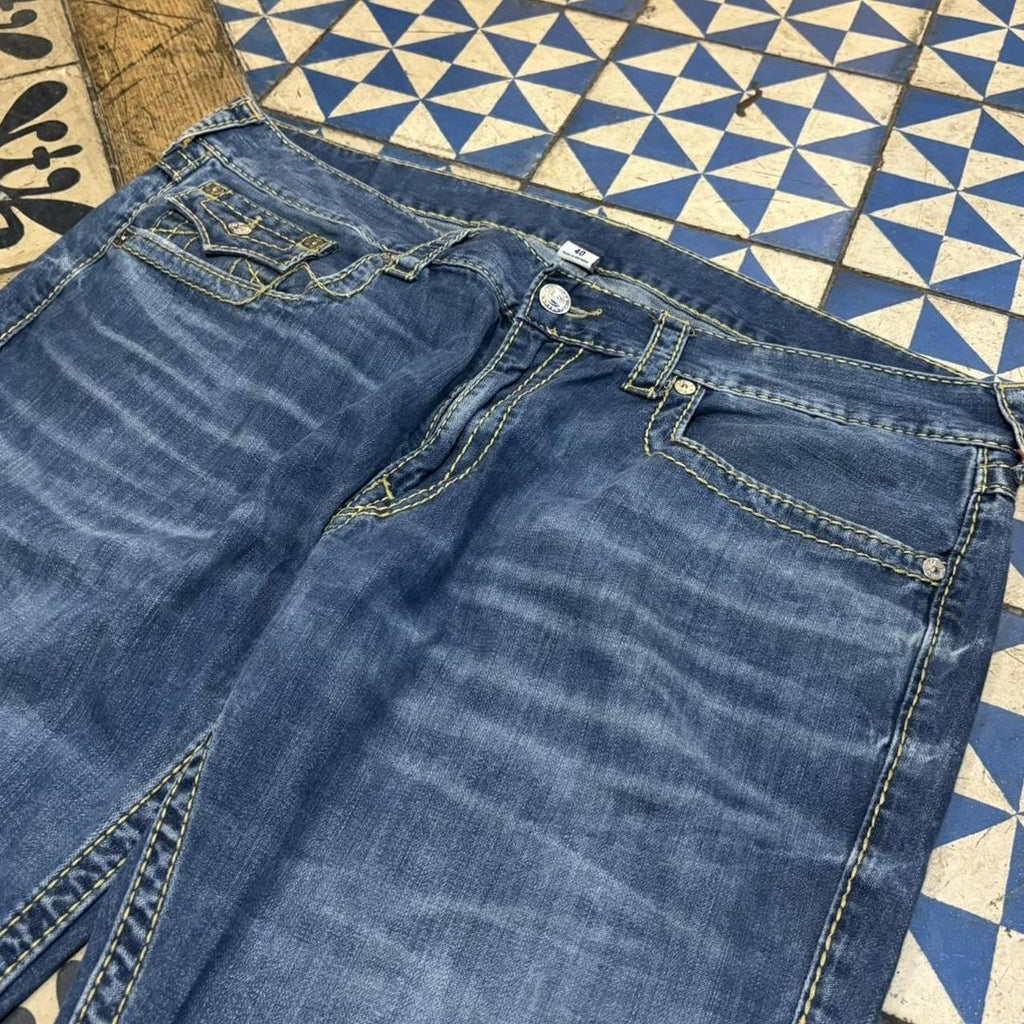 0325D13UF - Vintage retro essential True Religion Blue Wash Denim Jeans Trousers pants with gold contrast logo detailing stitching #denim #truereligon #slimfit #embroidered #contraststitching